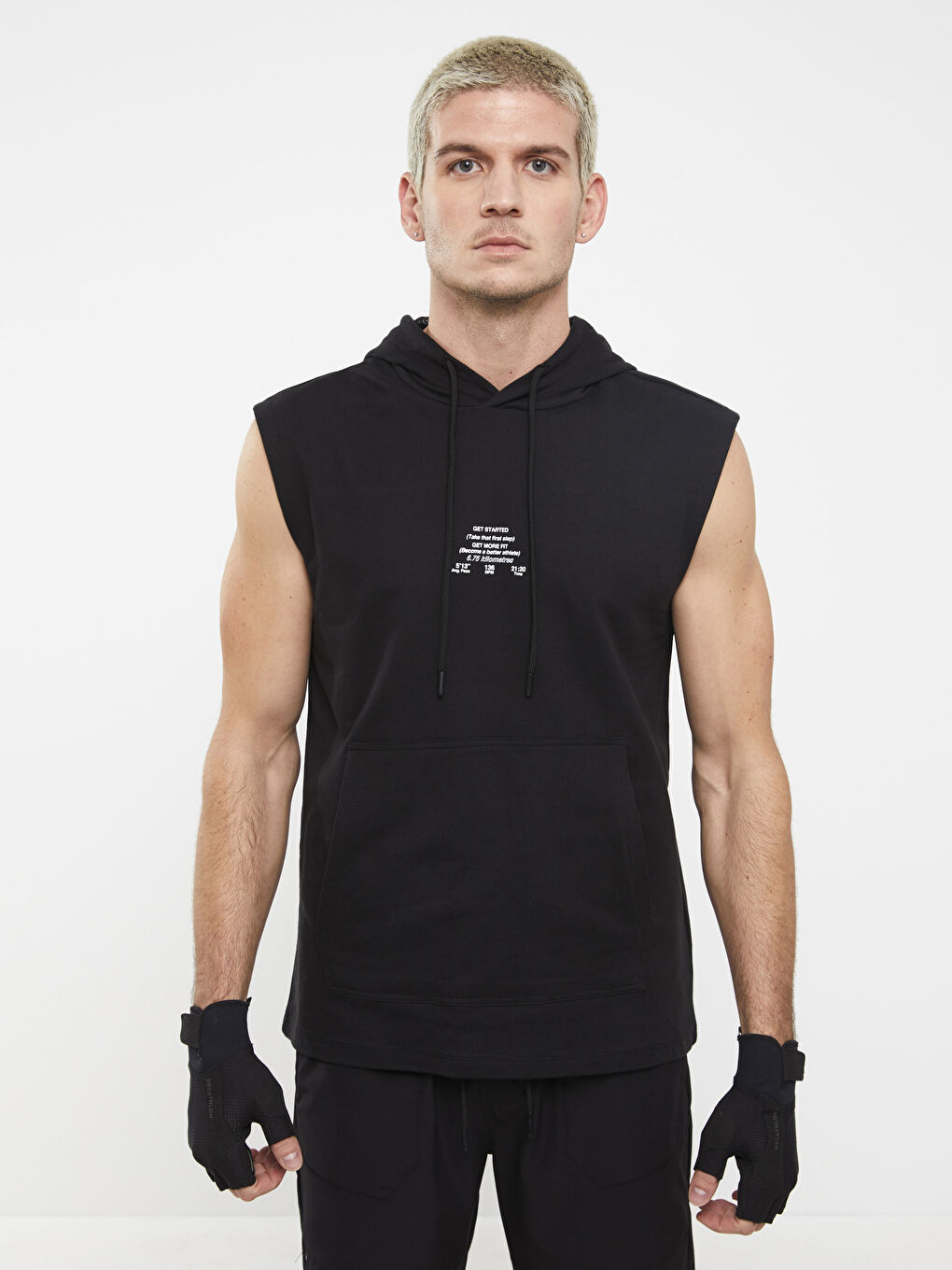 Siyah Kapüşonlu Baskılı Erkek Kolsuz Tişört-1