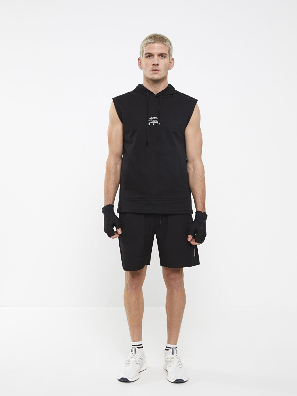 Siyah Kapüşonlu Baskılı Erkek Kolsuz Tişört-2