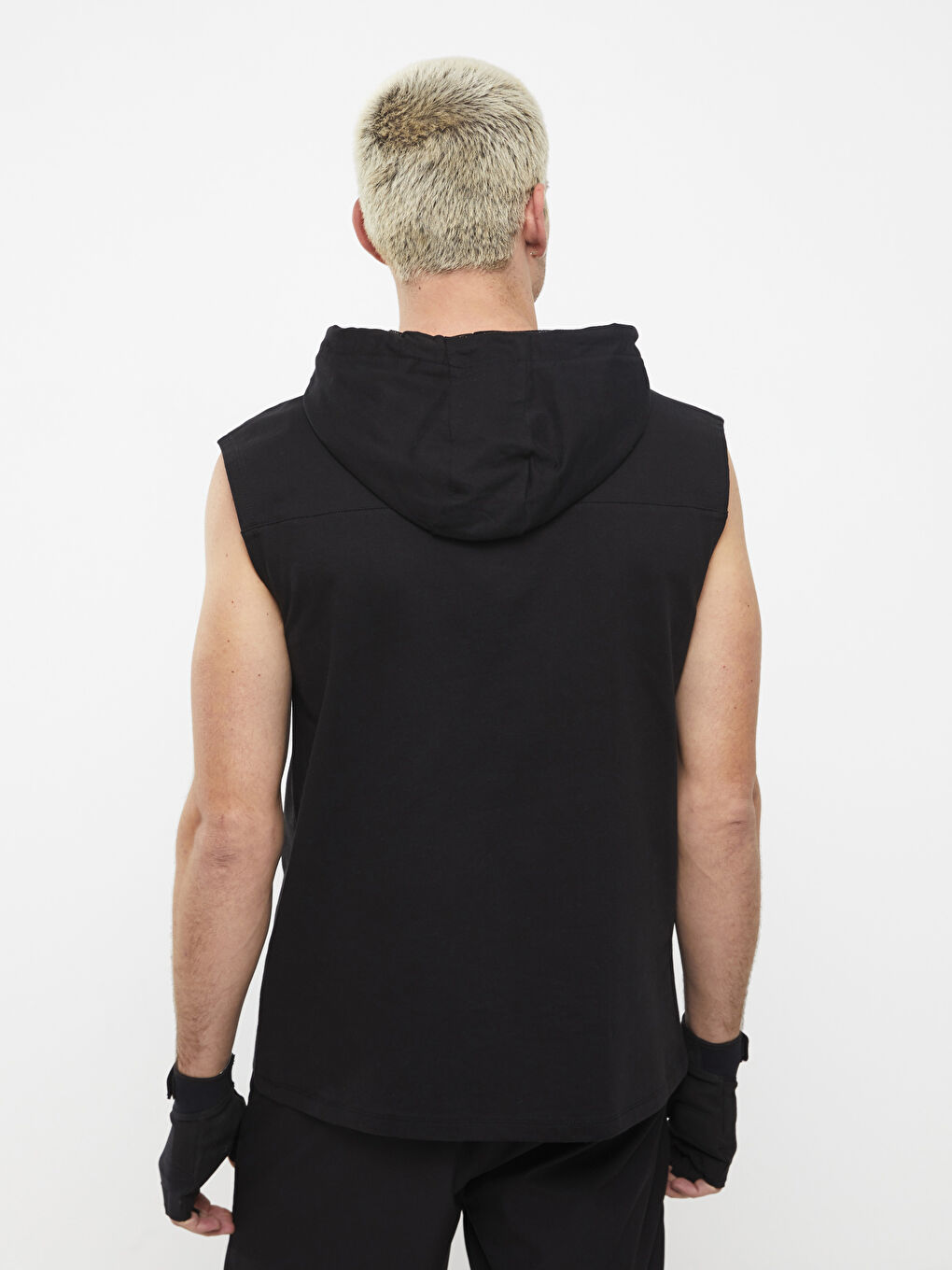 Siyah Kapüşonlu Baskılı Erkek Kolsuz Tişört-4