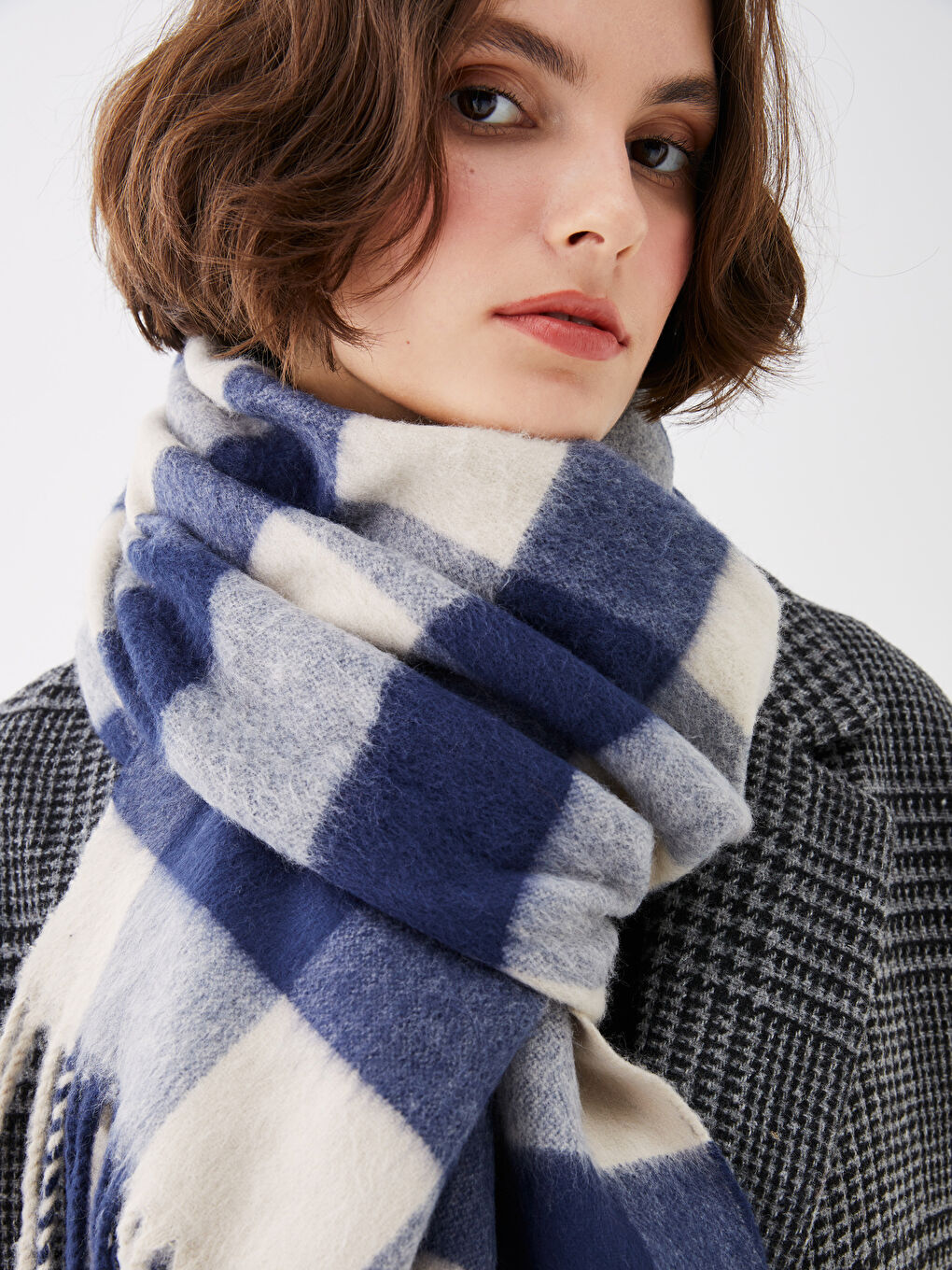 Lacivert Ekose Desenli Saçaklı Kadın Atkı