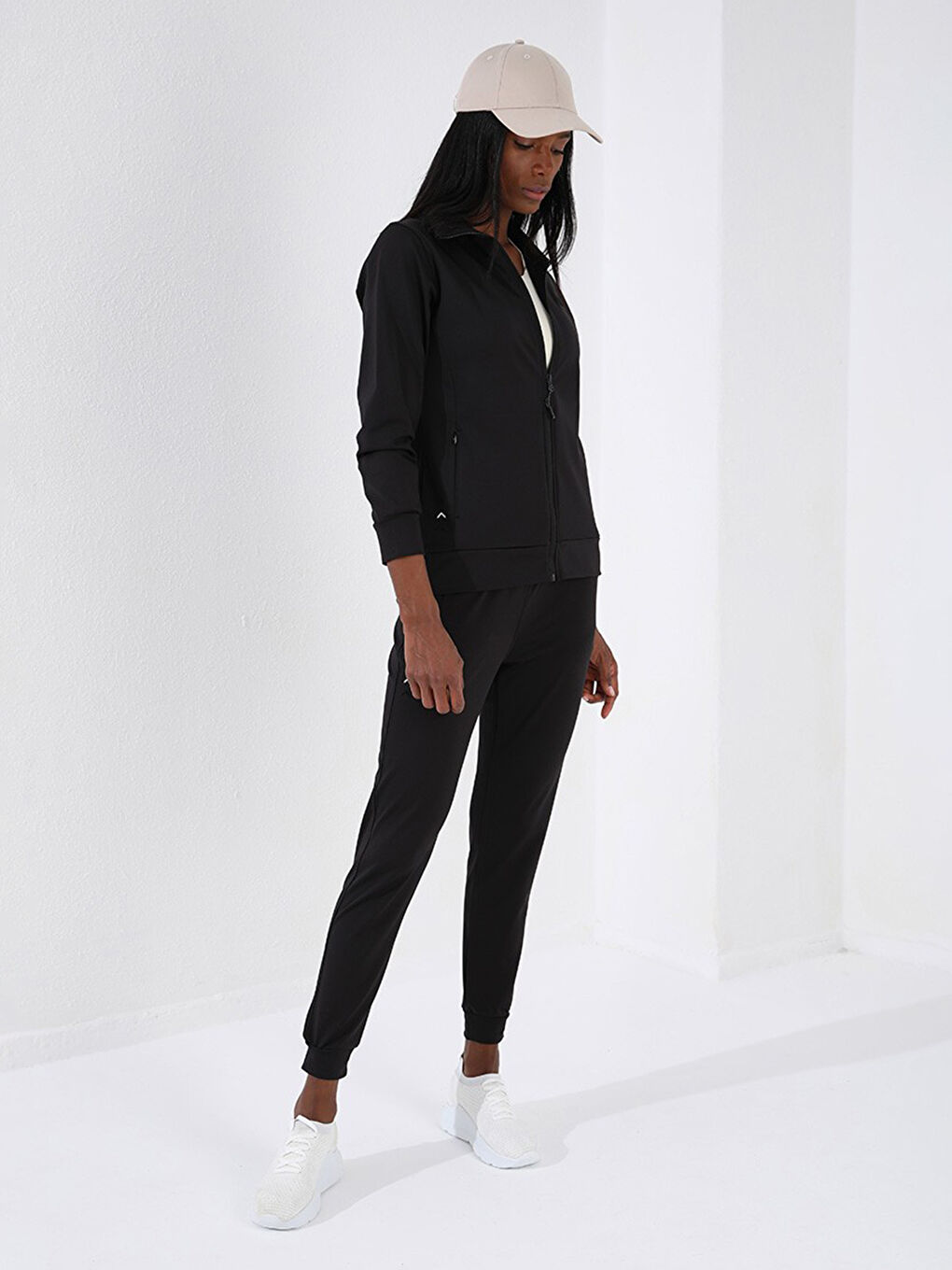 Siyah Dik Yaka Baskılı Uzun Kollu Kadın Spor Hırka ve Eşofman Altı Takımı