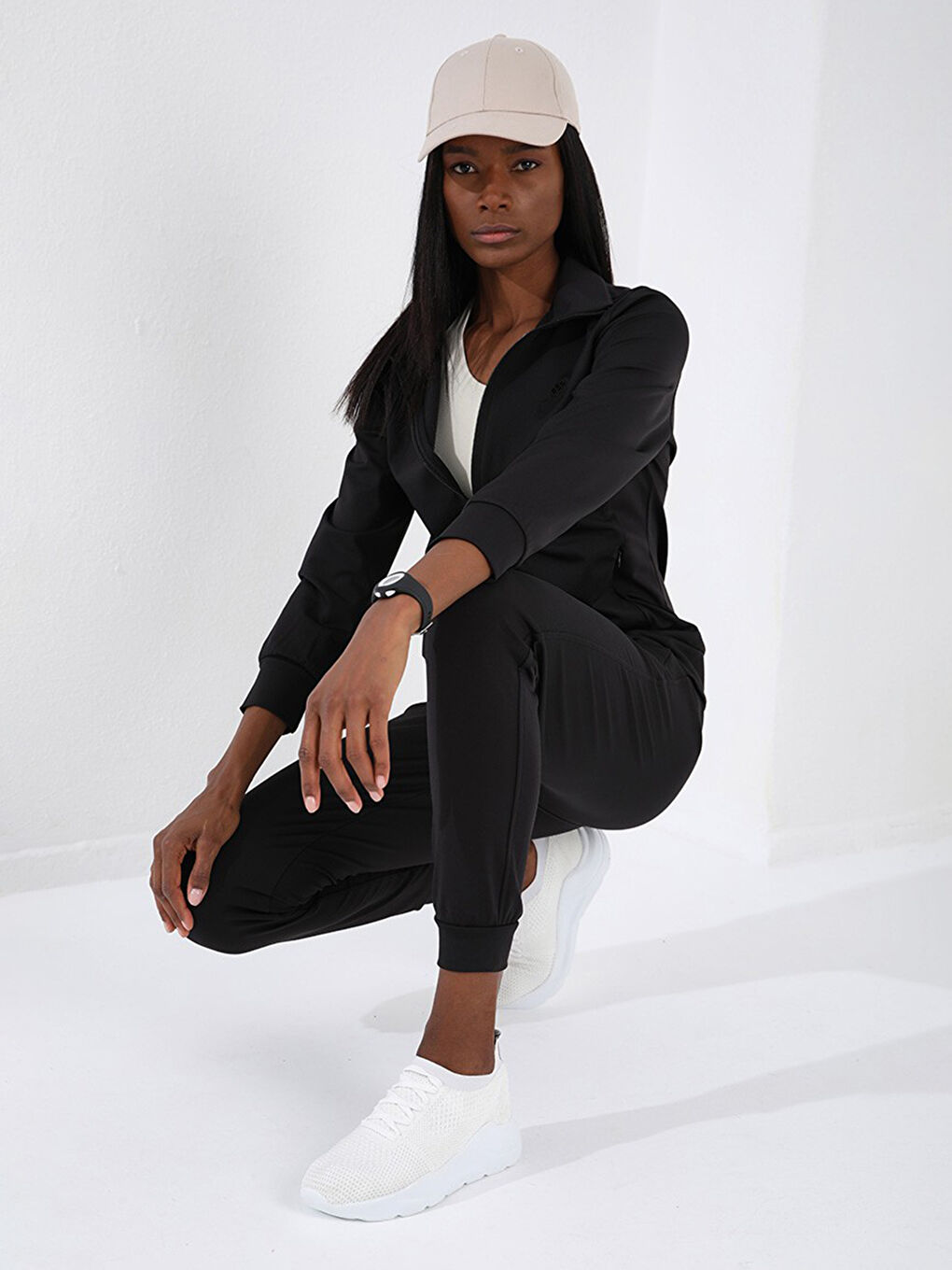 Siyah Dik Yaka Baskılı Uzun Kollu Kadın Spor Hırka ve Eşofman Altı Takımı-2