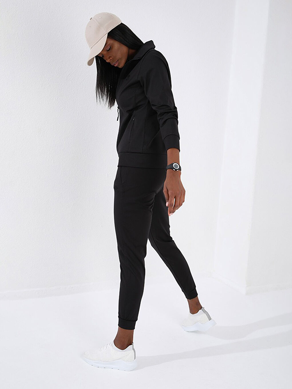 Siyah Dik Yaka Baskılı Uzun Kollu Kadın Spor Hırka ve Eşofman Altı Takımı-6