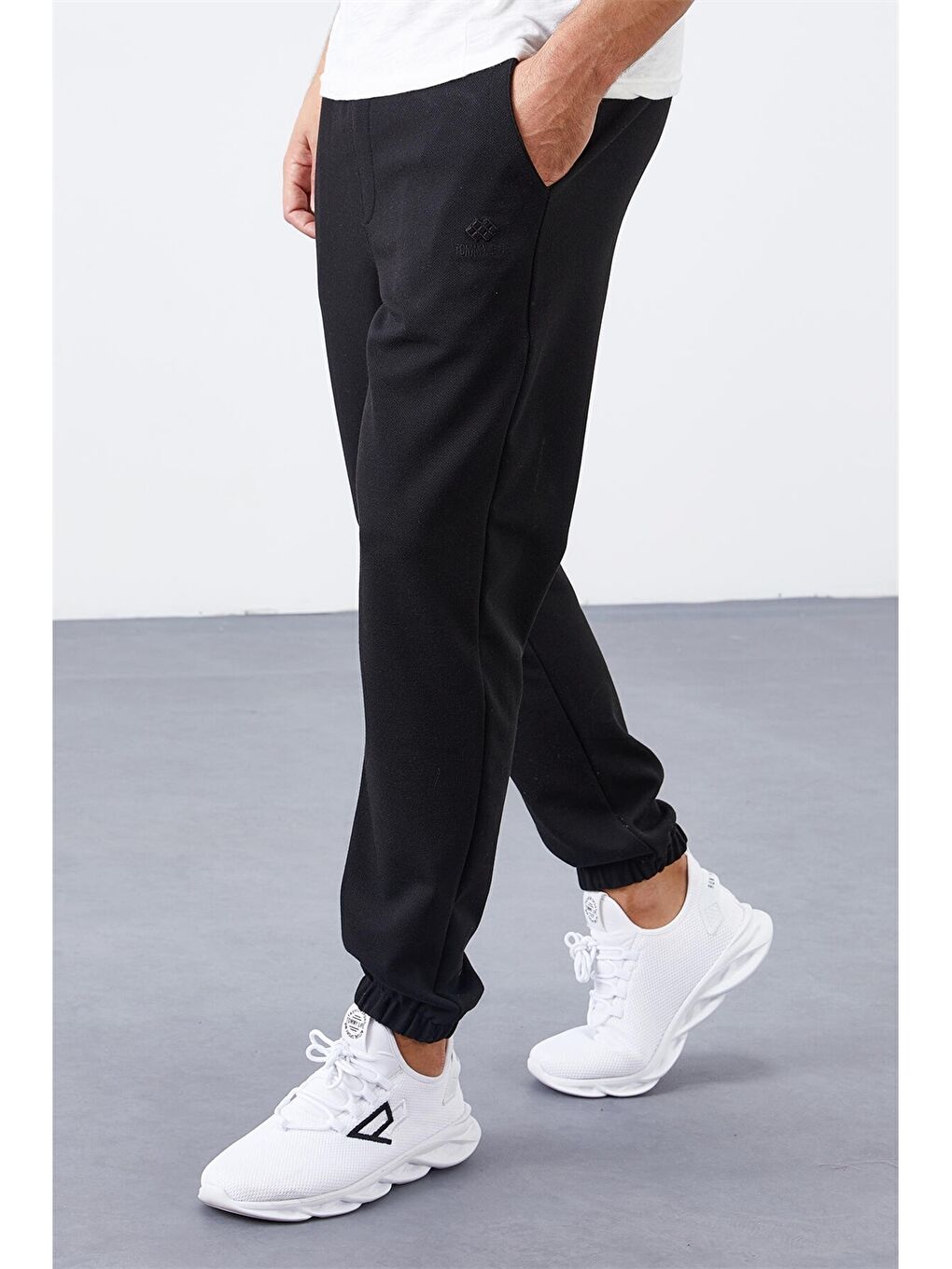 Siyah Rahat Kalıp Erkek Jogger Eşofman Altı-1