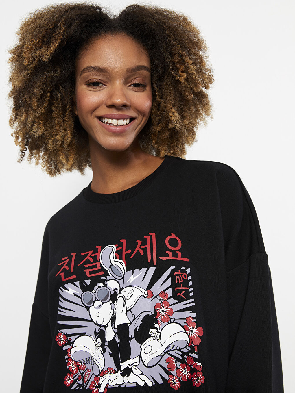 سويت شيرت كم طويل مطبوع بقرد نوستالجي بياقة دائرية للسيدات-1