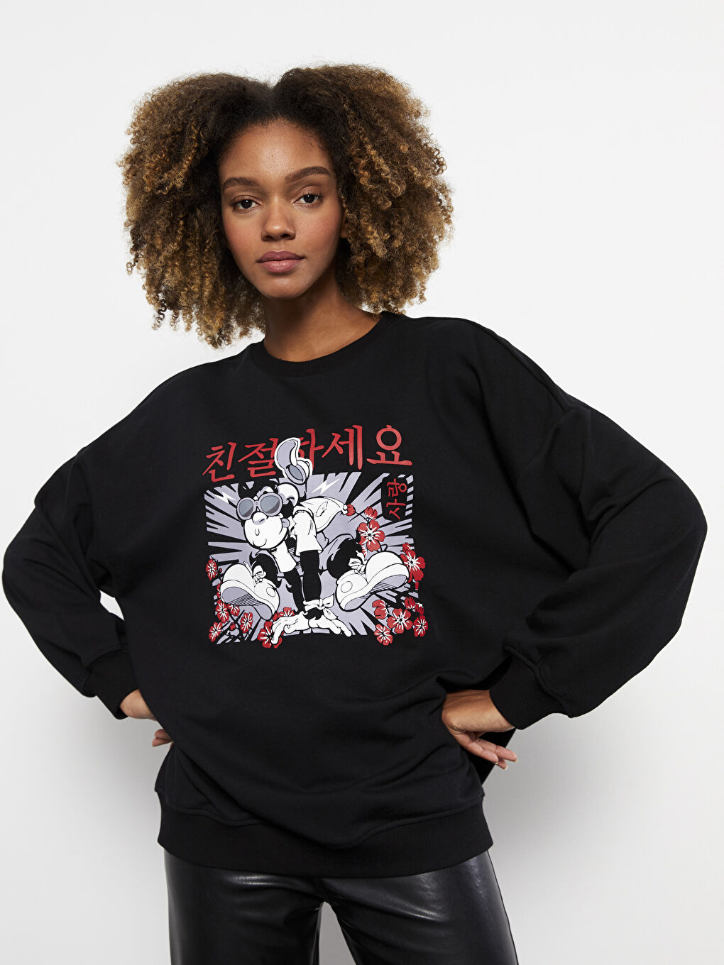 سويت شيرت كم طويل مطبوع بقرد نوستالجي بياقة دائرية للسيدات-3