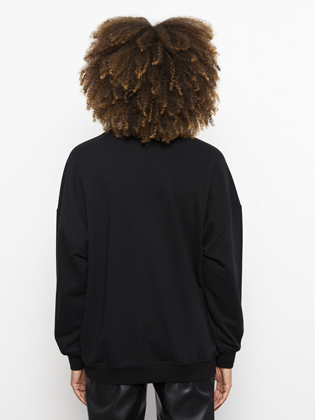 سويت شيرت كم طويل مطبوع بقرد نوستالجي بياقة دائرية للسيدات-9