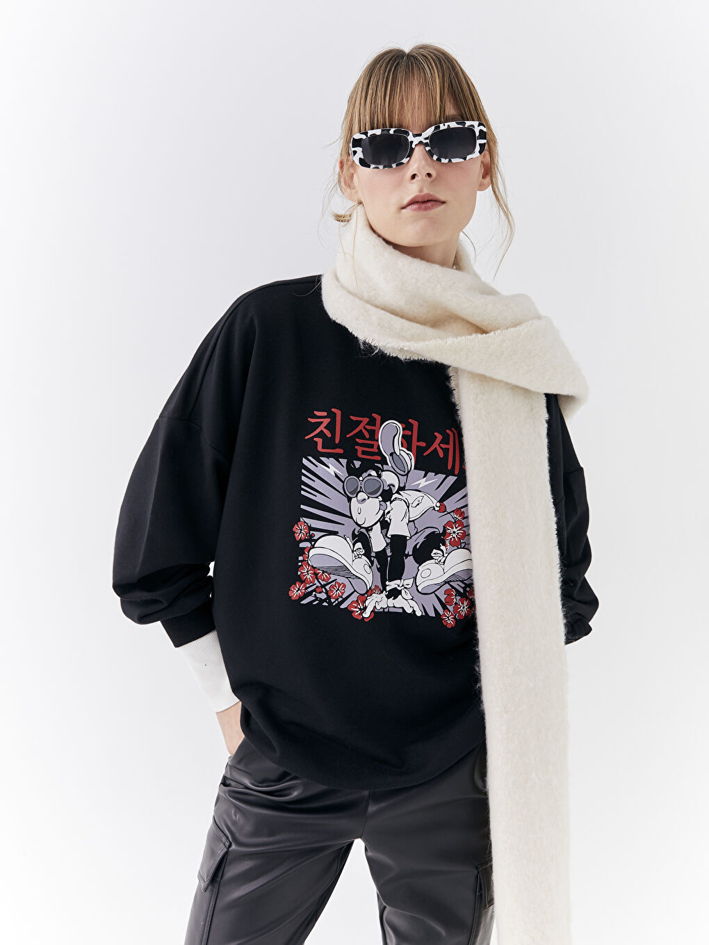 سويت شيرت كم طويل مطبوع بقرد نوستالجي بياقة دائرية للسيدات