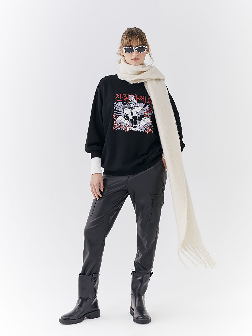 سويت شيرت كم طويل مطبوع بقرد نوستالجي بياقة دائرية للسيدات-2