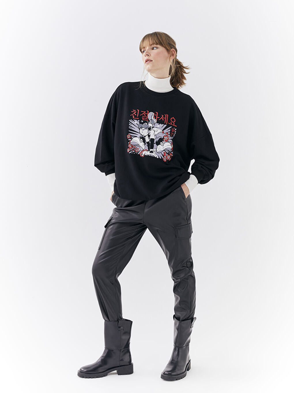 سويت شيرت كم طويل مطبوع بقرد نوستالجي بياقة دائرية للسيدات-4