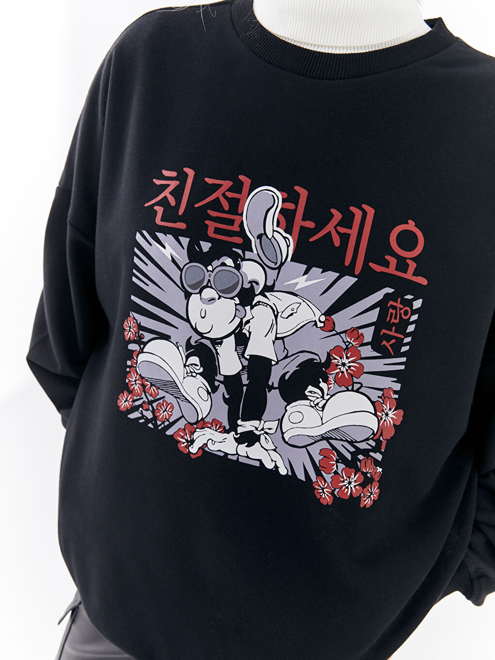 سويت شيرت كم طويل مطبوع بقرد نوستالجي بياقة دائرية للسيدات-6