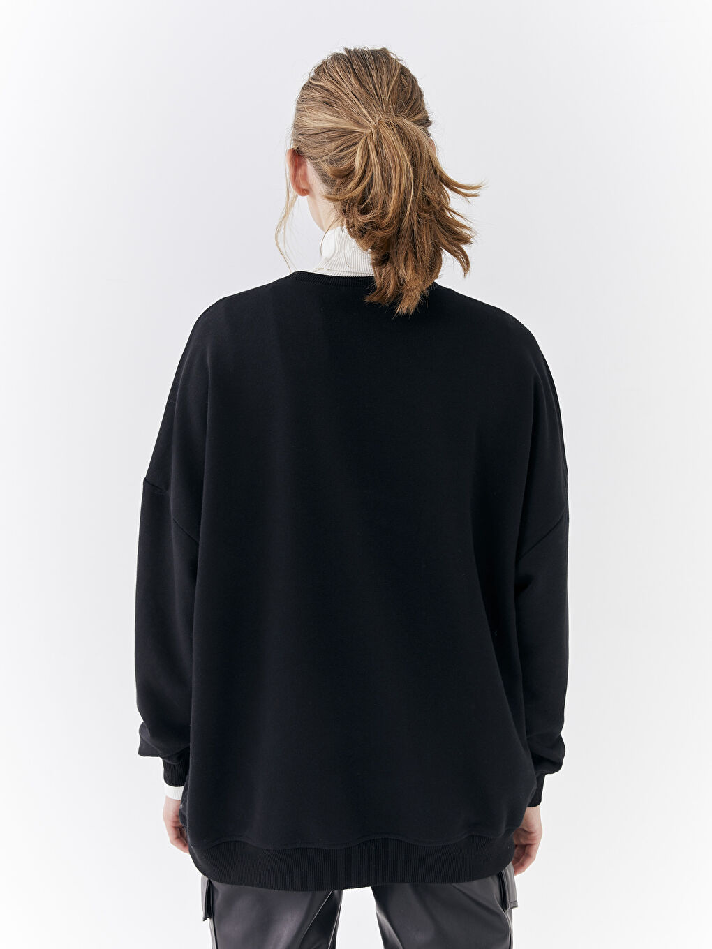 سويت شيرت كم طويل مطبوع بقرد نوستالجي بياقة دائرية للسيدات-8