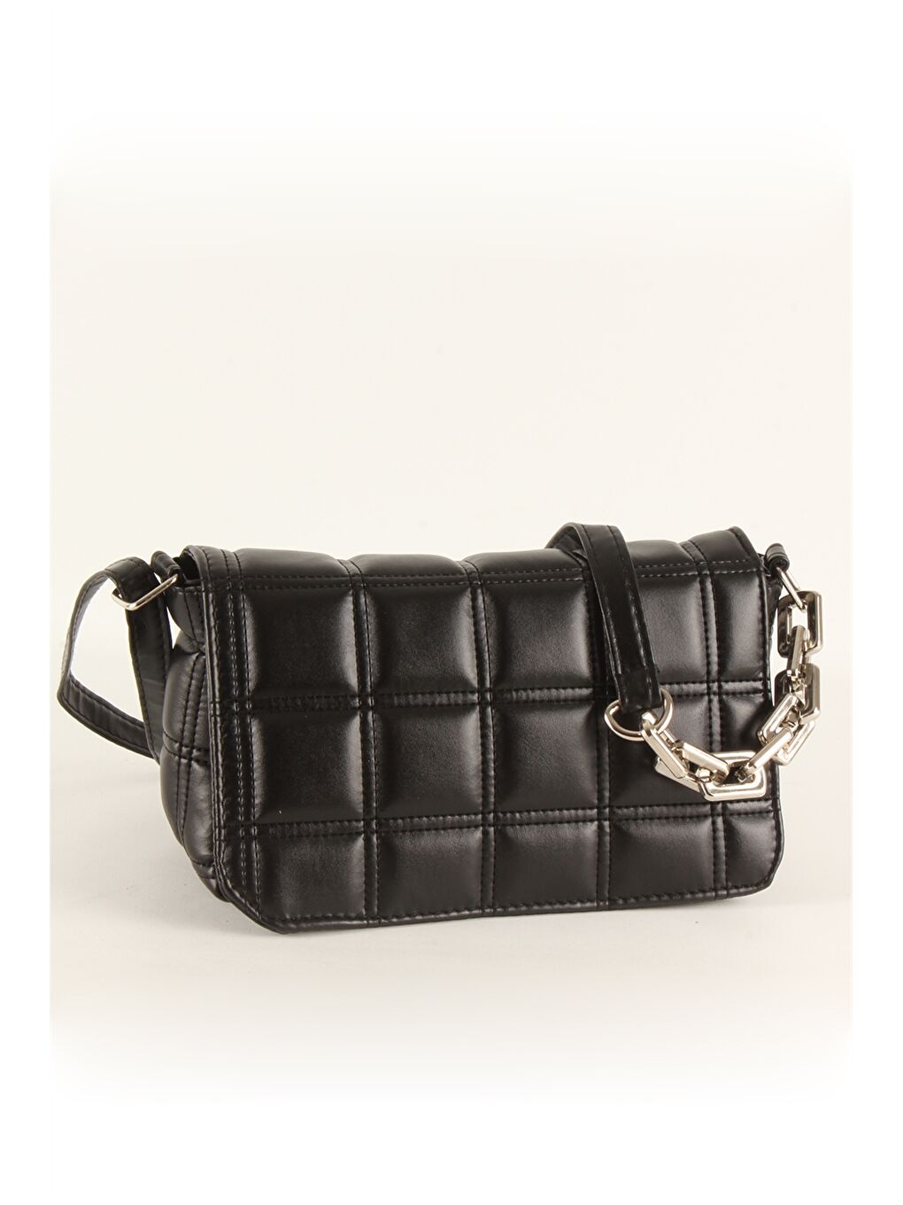 Siyah Deri Görünümlü Kapitoneli Kadın Omuz Çantası