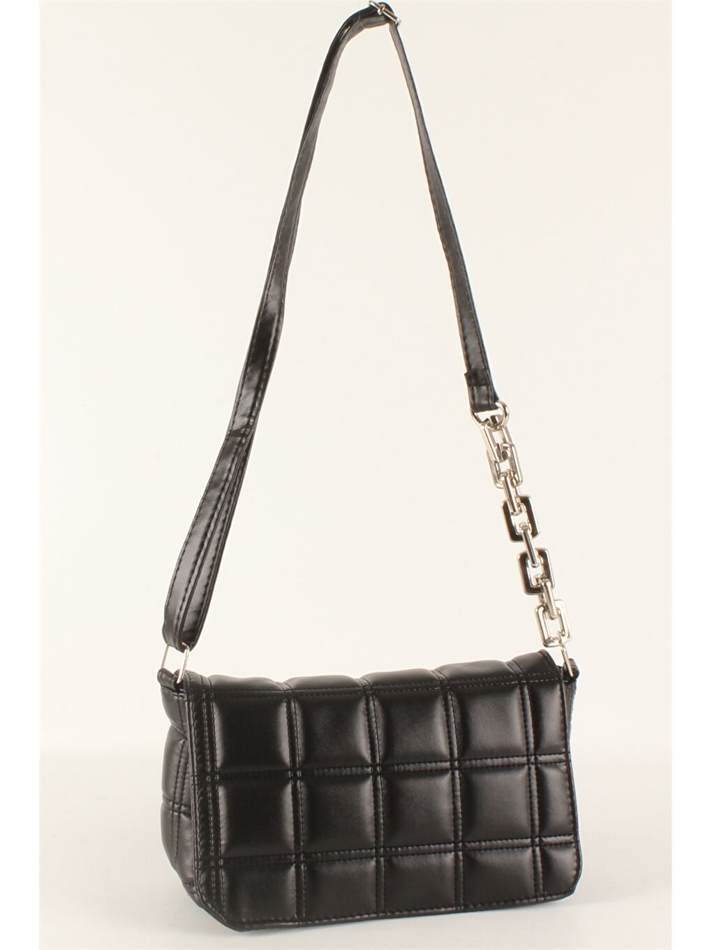 Siyah Deri Görünümlü Kapitoneli Kadın Omuz Çantası-1