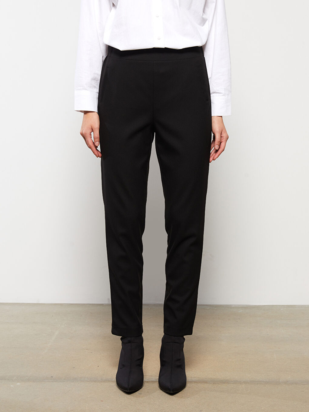 Women's Carrot Fit Plain Trousers-3