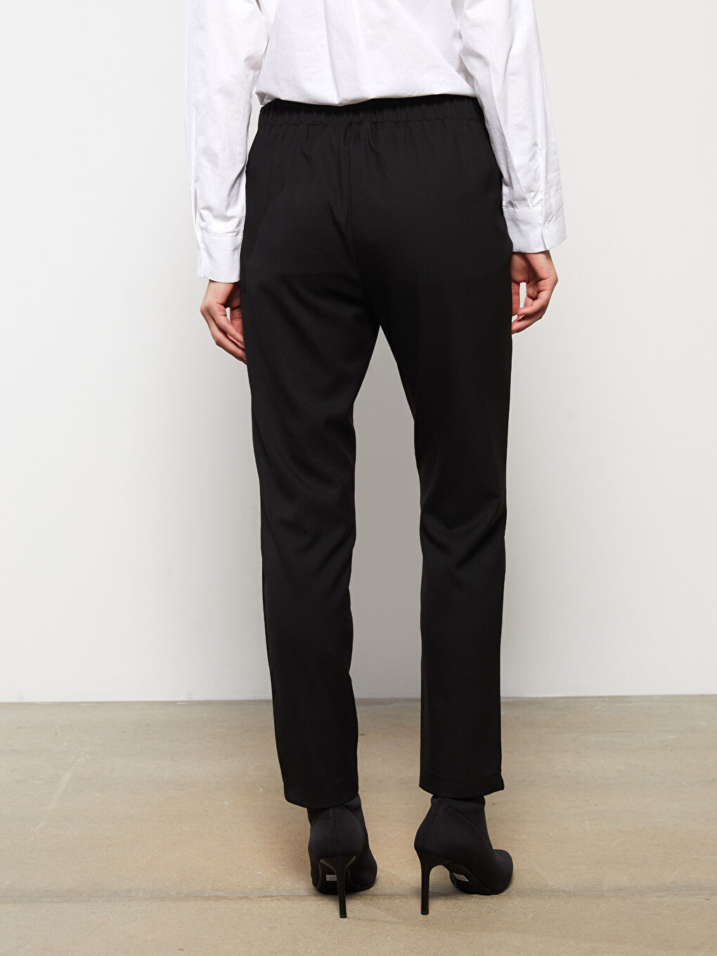 Women's Carrot Fit Plain Trousers-4