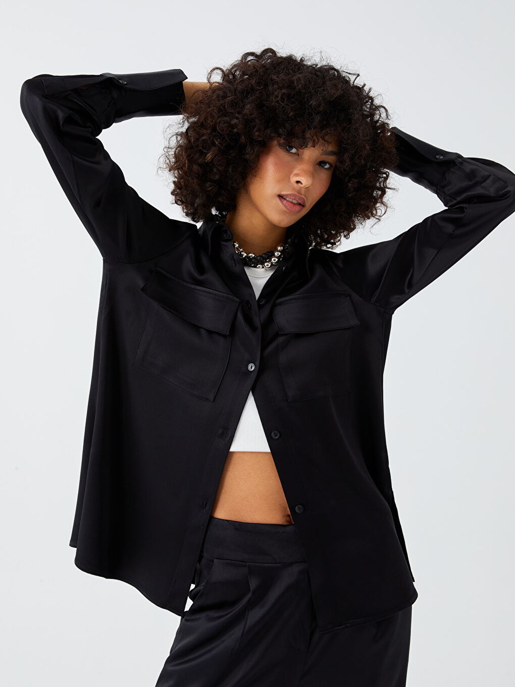 Siyah Önden Düğme Kapamalı Uzun Kollu Saten Kadın Gömlek