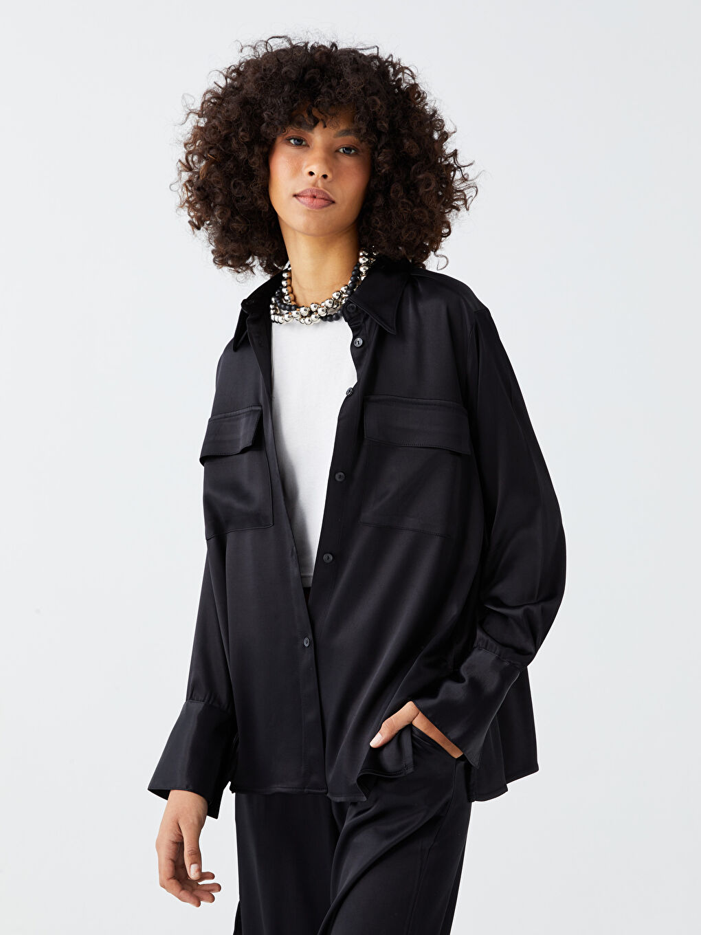 Siyah Önden Düğme Kapamalı Uzun Kollu Saten Kadın Gömlek-1