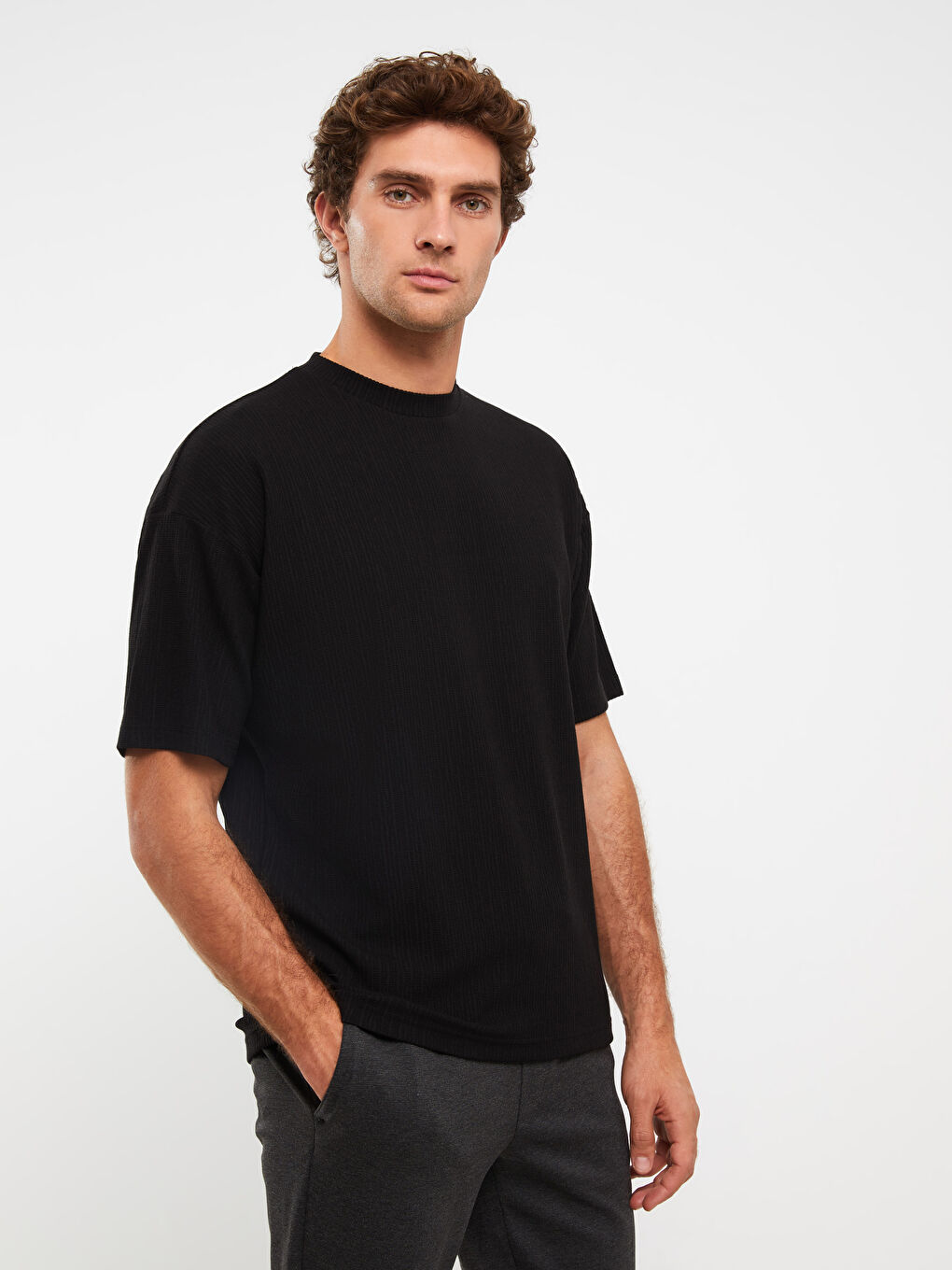 Ерлерге арналған дөңгелек жағалы қысқа жеңді негізгі футболка