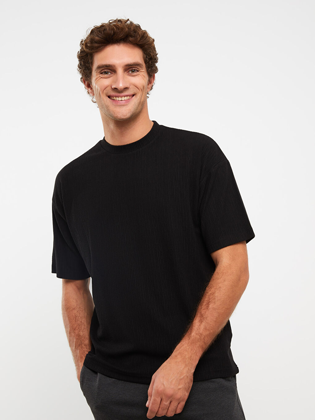 Ерлерге арналған дөңгелек жағалы қысқа жеңді негізгі футболка-1