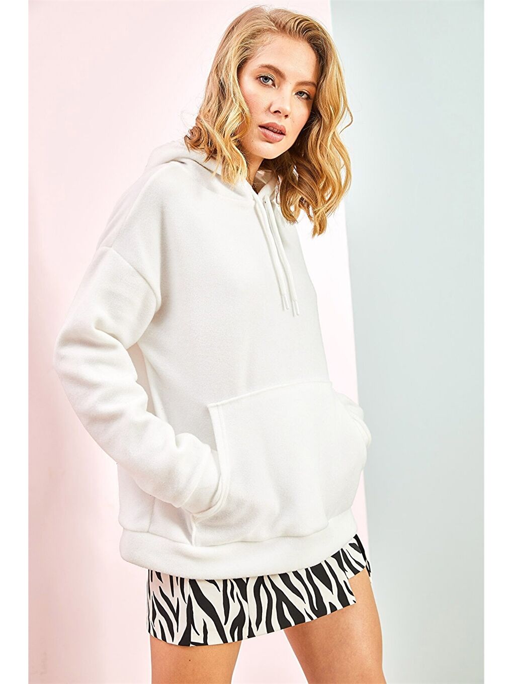 Beyaz Kapüşonlu Düz Uzun Kollu Kadın Sweatshirt-1