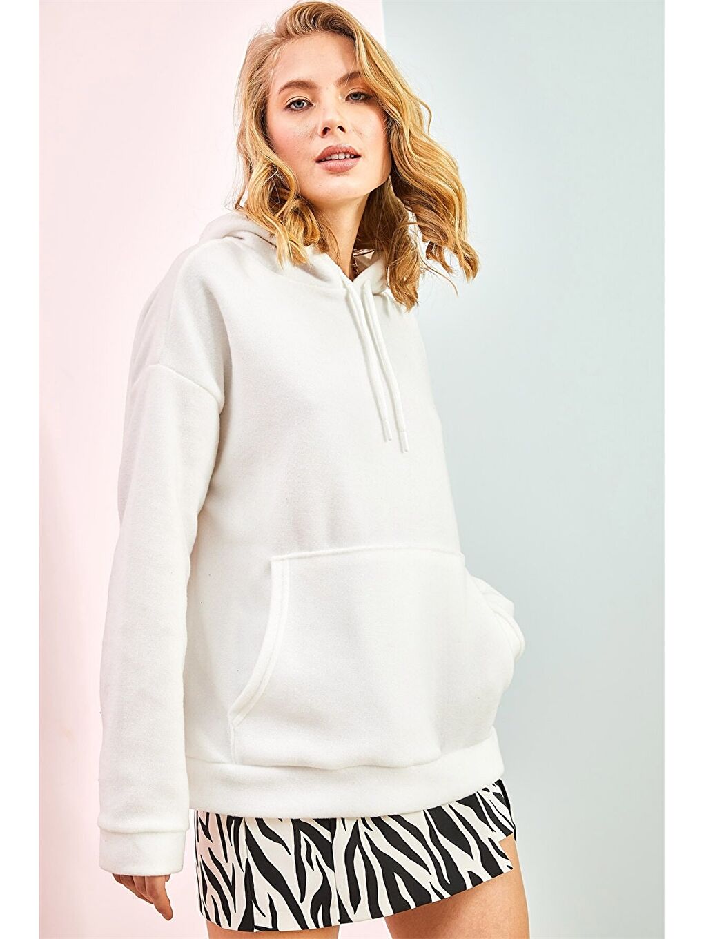 Beyaz Kapüşonlu Düz Uzun Kollu Kadın Sweatshirt-2