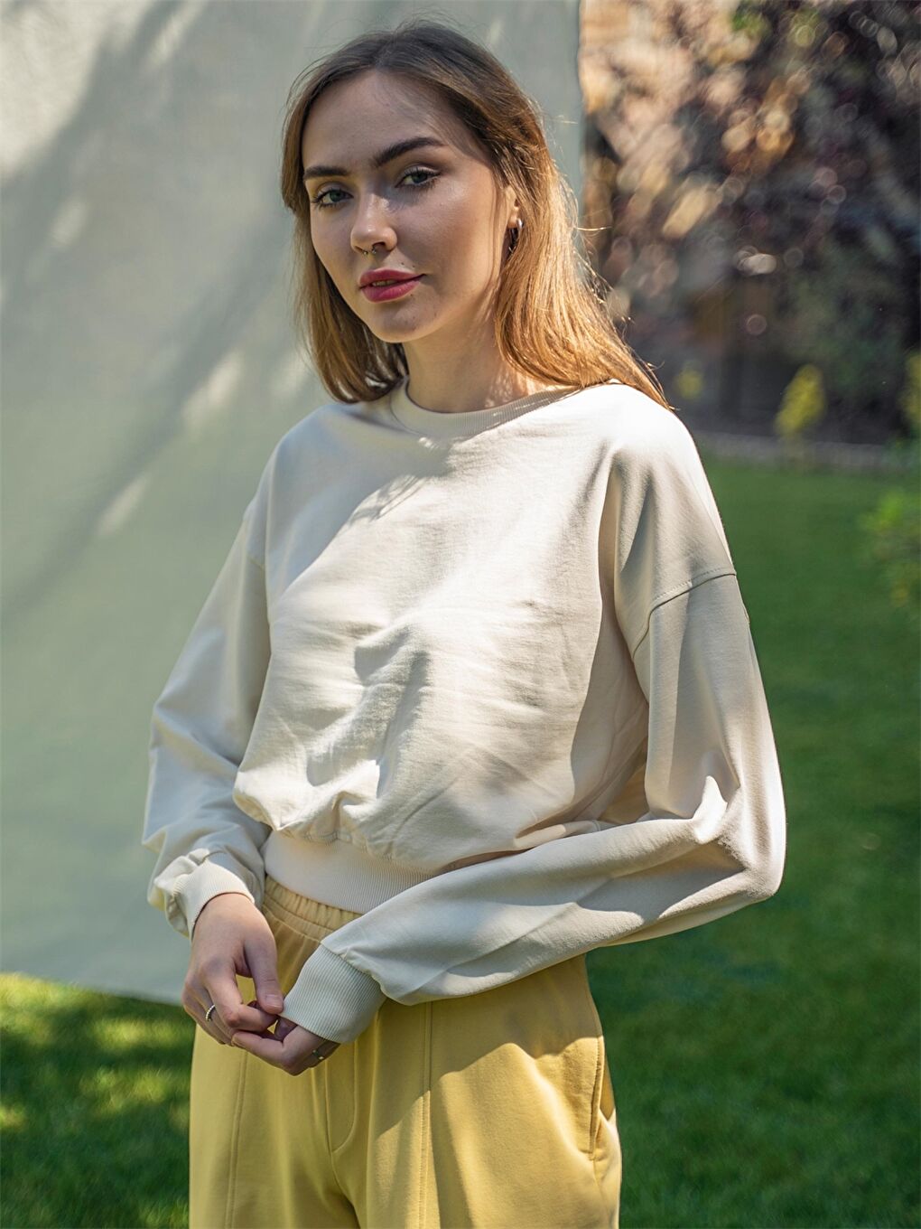 Ekru Bisiklet Yaka Düz Uzun Kollu Crop Kadın Sweatshirt