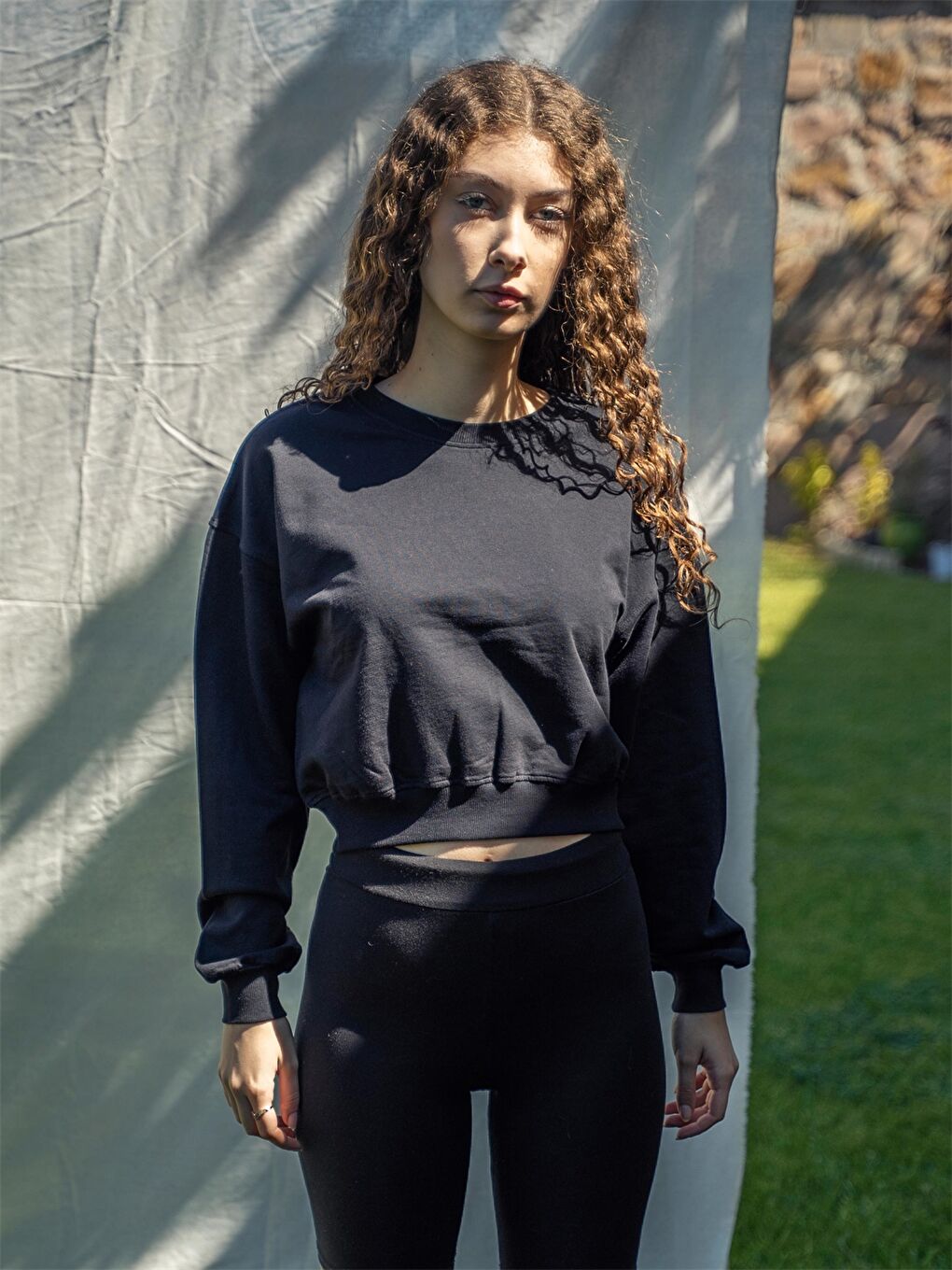 Siyah Bisiklet Yaka Düz Uzun Kollu Crop Kadın Sweatshirt