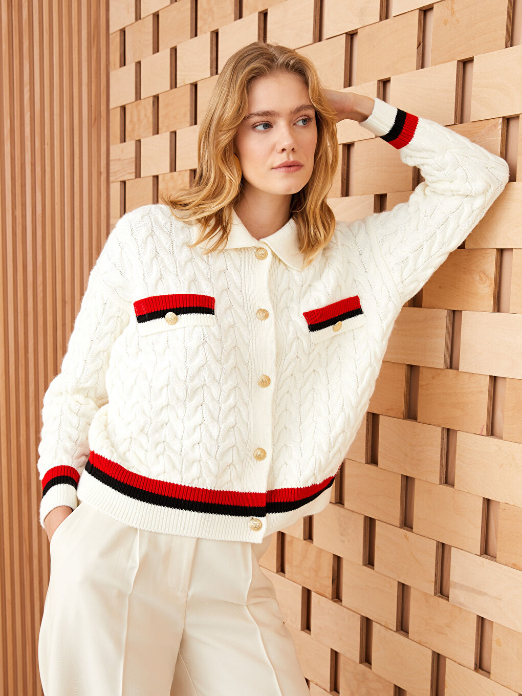 Ekru Polo Yaka Kendinden Desenli Kadın Triko Hırka