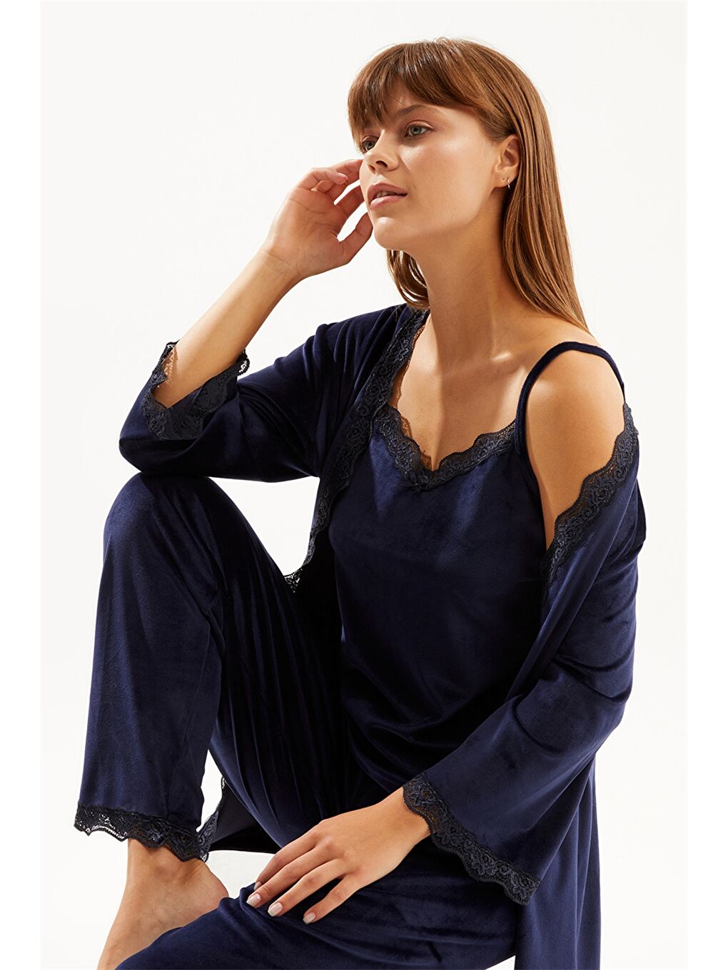 Lacivert V Yaka Nakışlı Askılı Kadife Kadın Pijama Takımı ve Sabahlık
