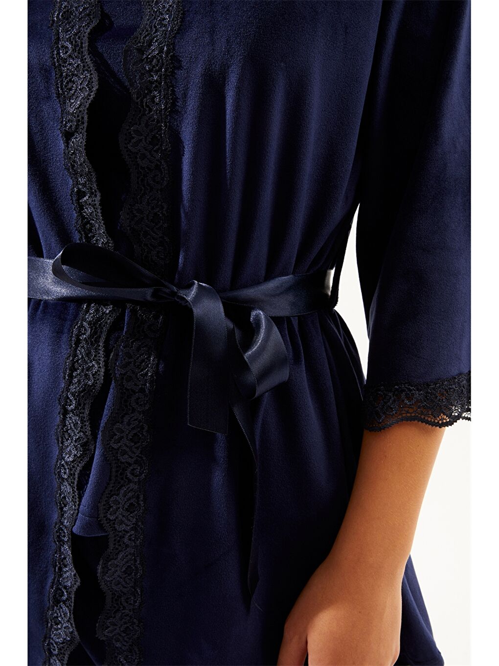 Lacivert V Yaka Nakışlı Askılı Kadife Kadın Pijama Takımı ve Sabahlık-4