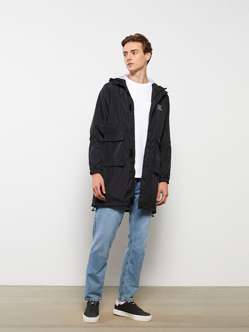 Siyah Standart Kalıp Kapüşonlu Erkek Yağmurluk-1