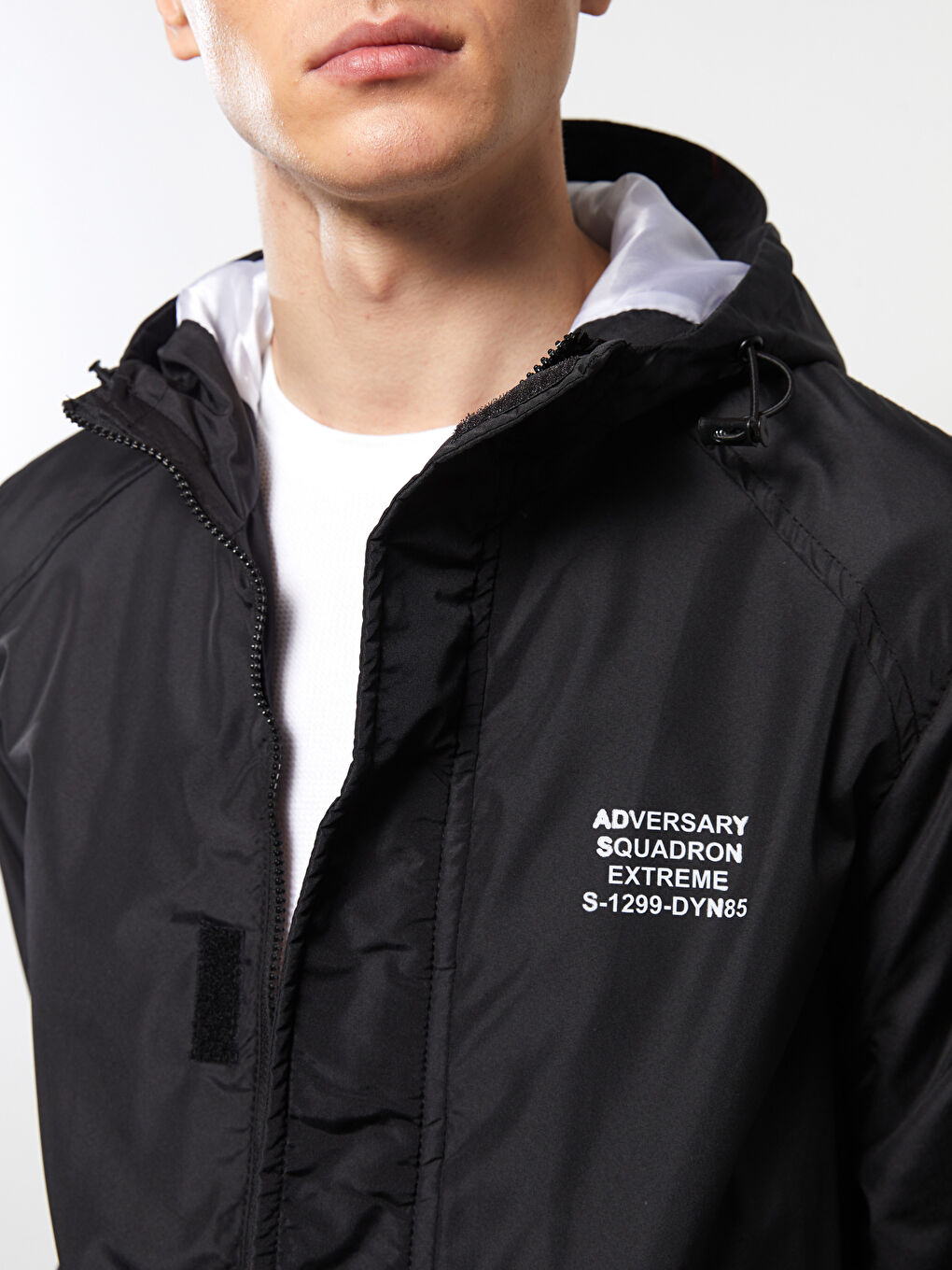 Siyah Standart Kalıp Kapüşonlu Erkek Yağmurluk-3