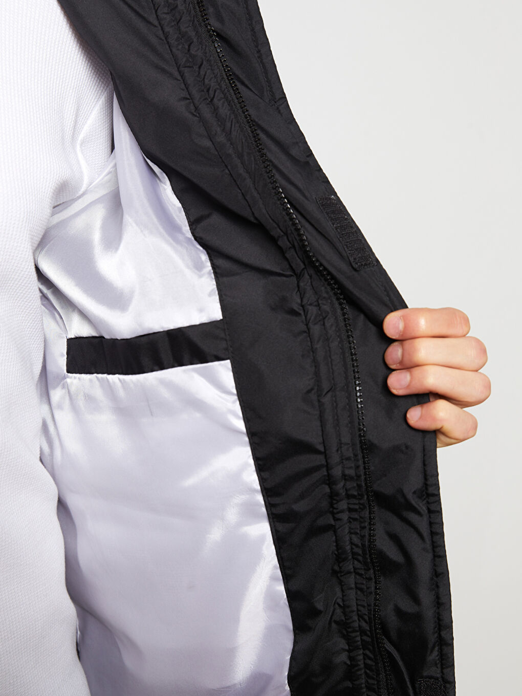 Siyah Standart Kalıp Kapüşonlu Erkek Yağmurluk-4