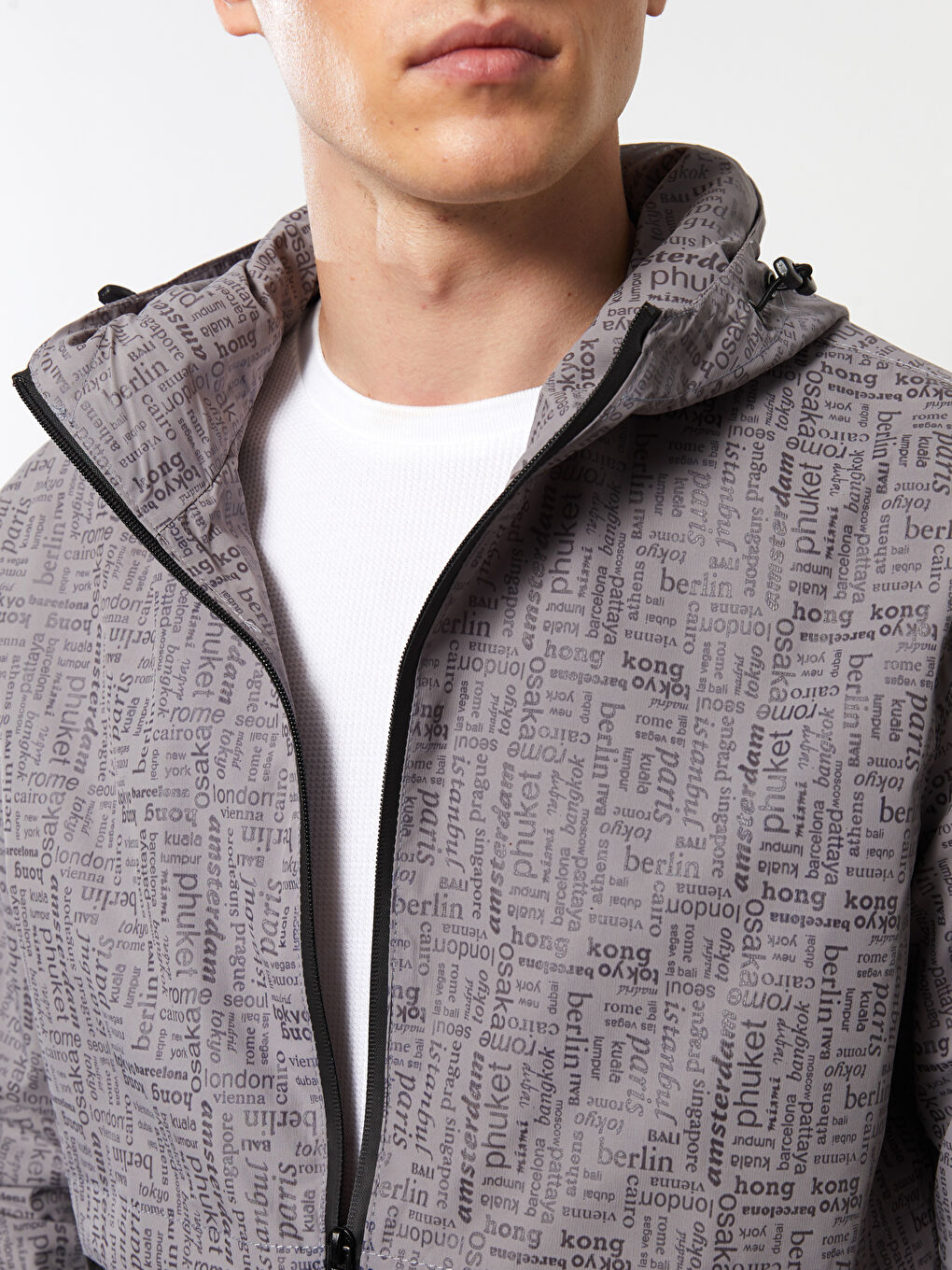 Gri Standart Kalıp Kapüşonlu Renk Bloklu Erkek Yağmurluk-3