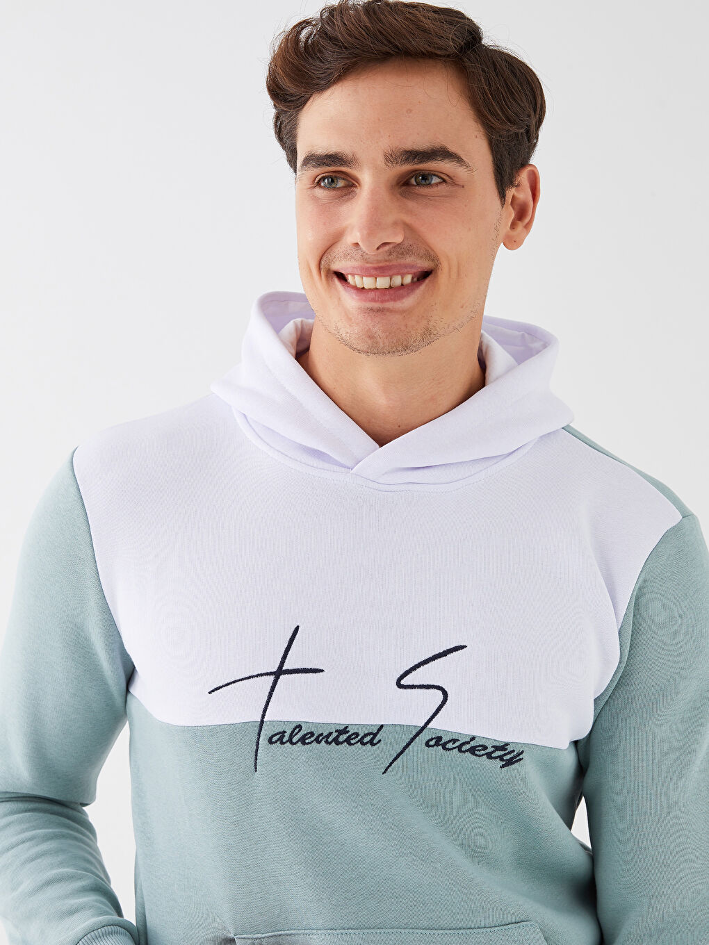 هودي رجالي مطرز بأكمام طويلة ومزود بغطاء رأس