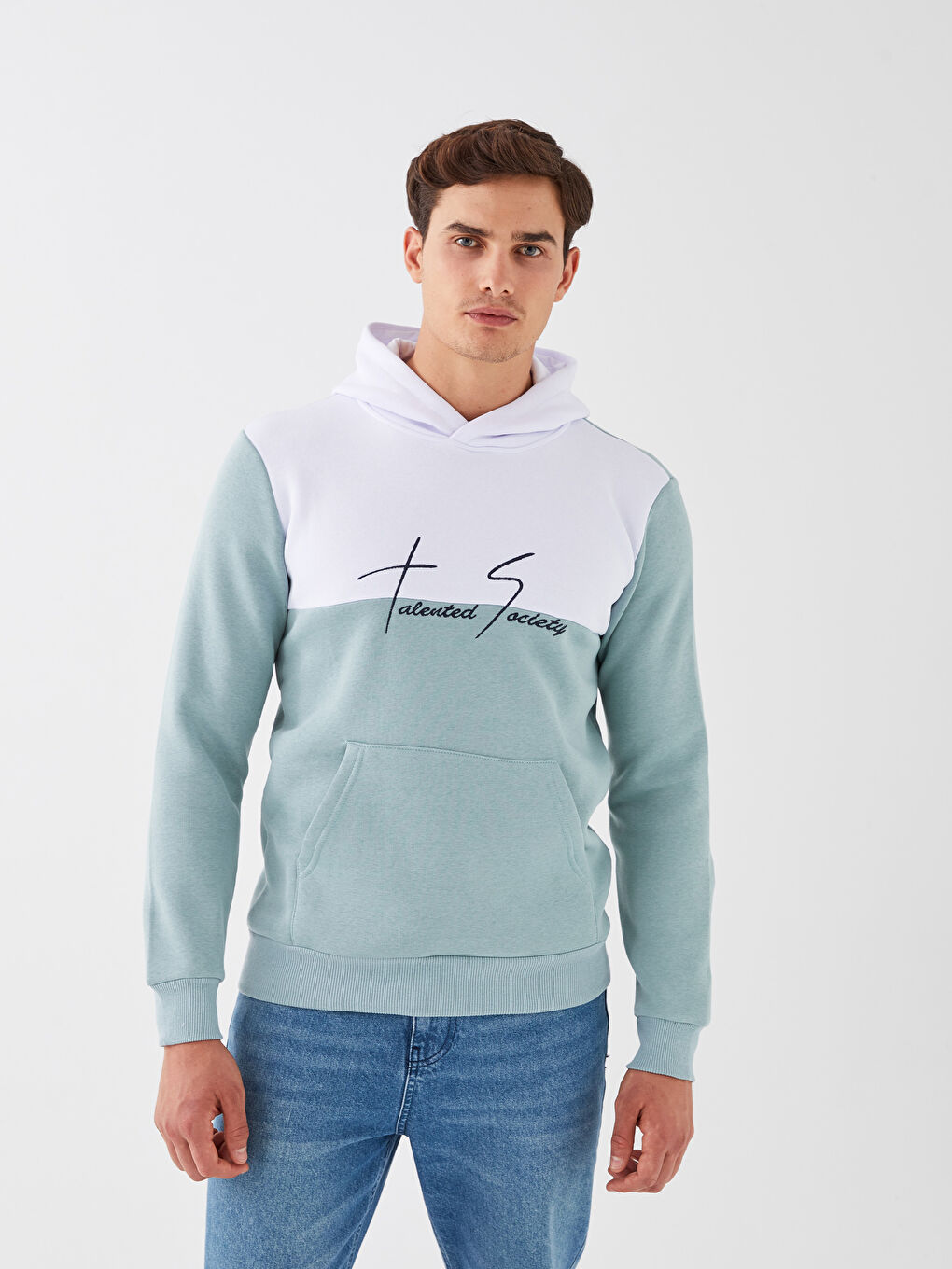 هودي رجالي مطرز بأكمام طويلة ومزود بغطاء رأس-1