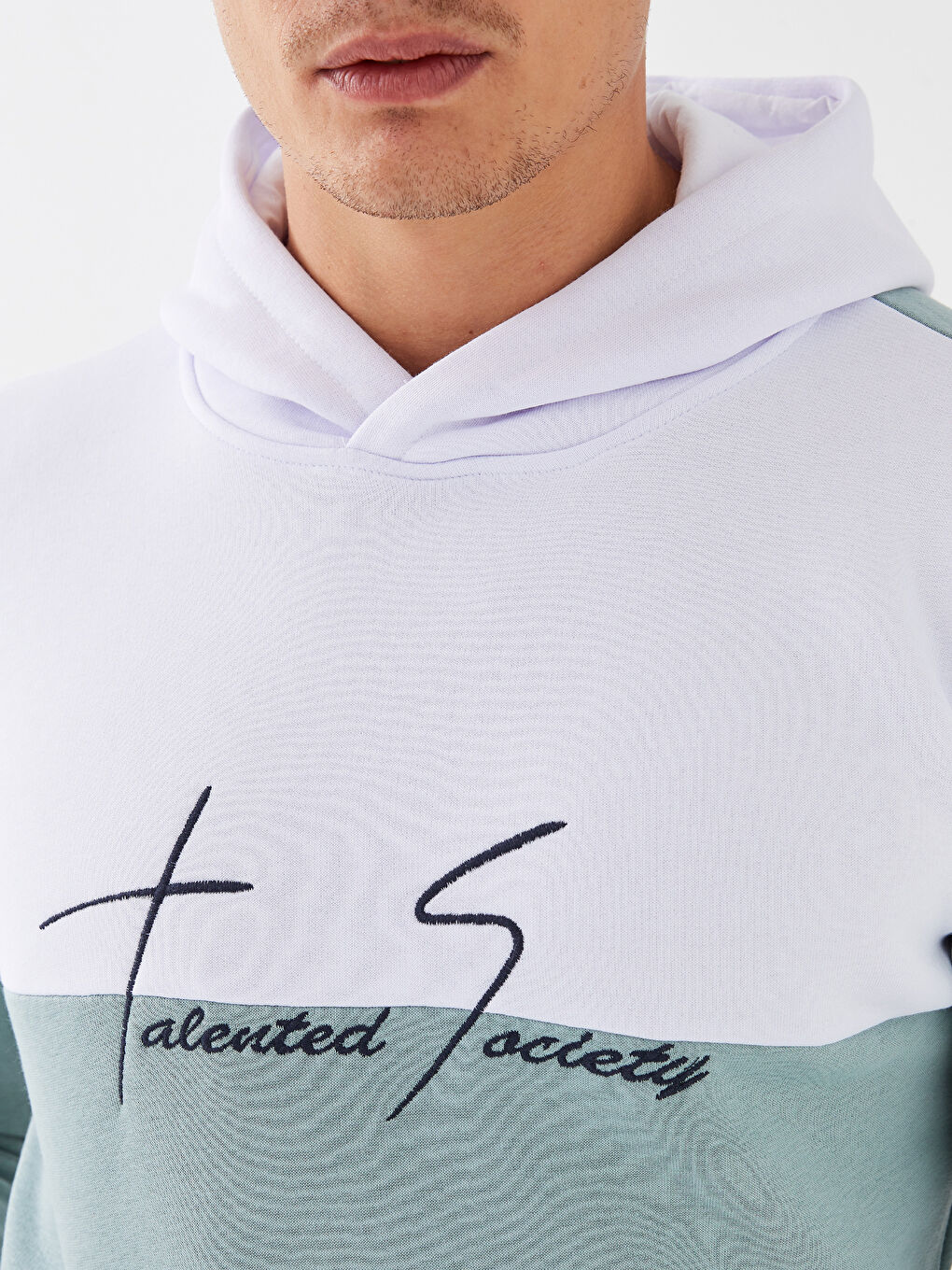 هودي رجالي مطرز بأكمام طويلة ومزود بغطاء رأس-3