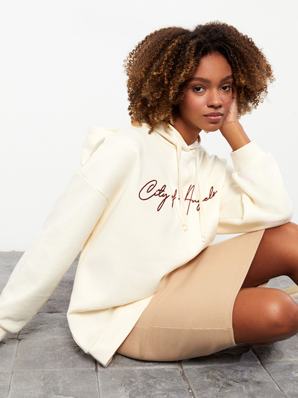 Bej Kapüşonlu Nakışlı Kadın Kalın Sweatshirt