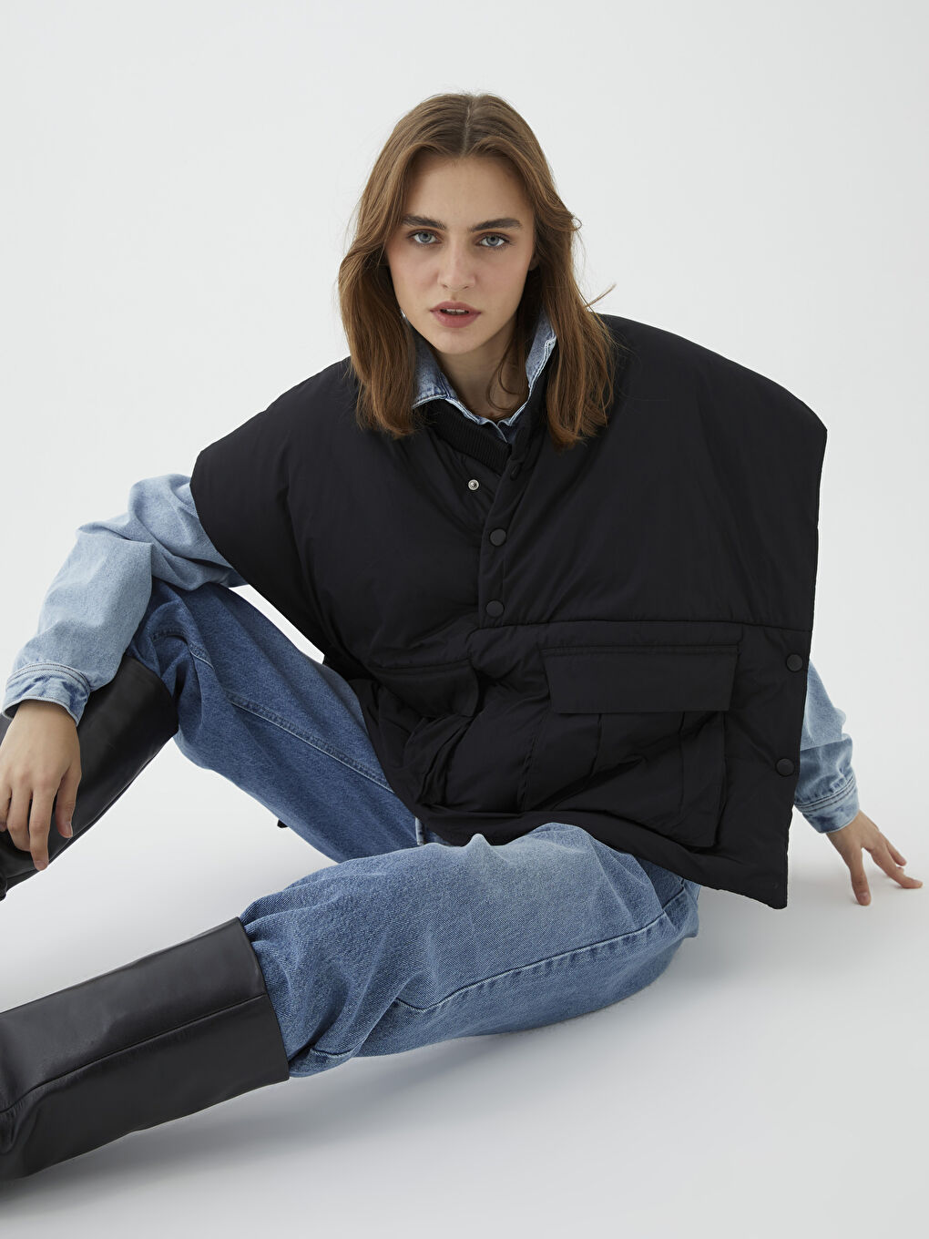 Siyah Kadın Dik Yaka Düz Panço