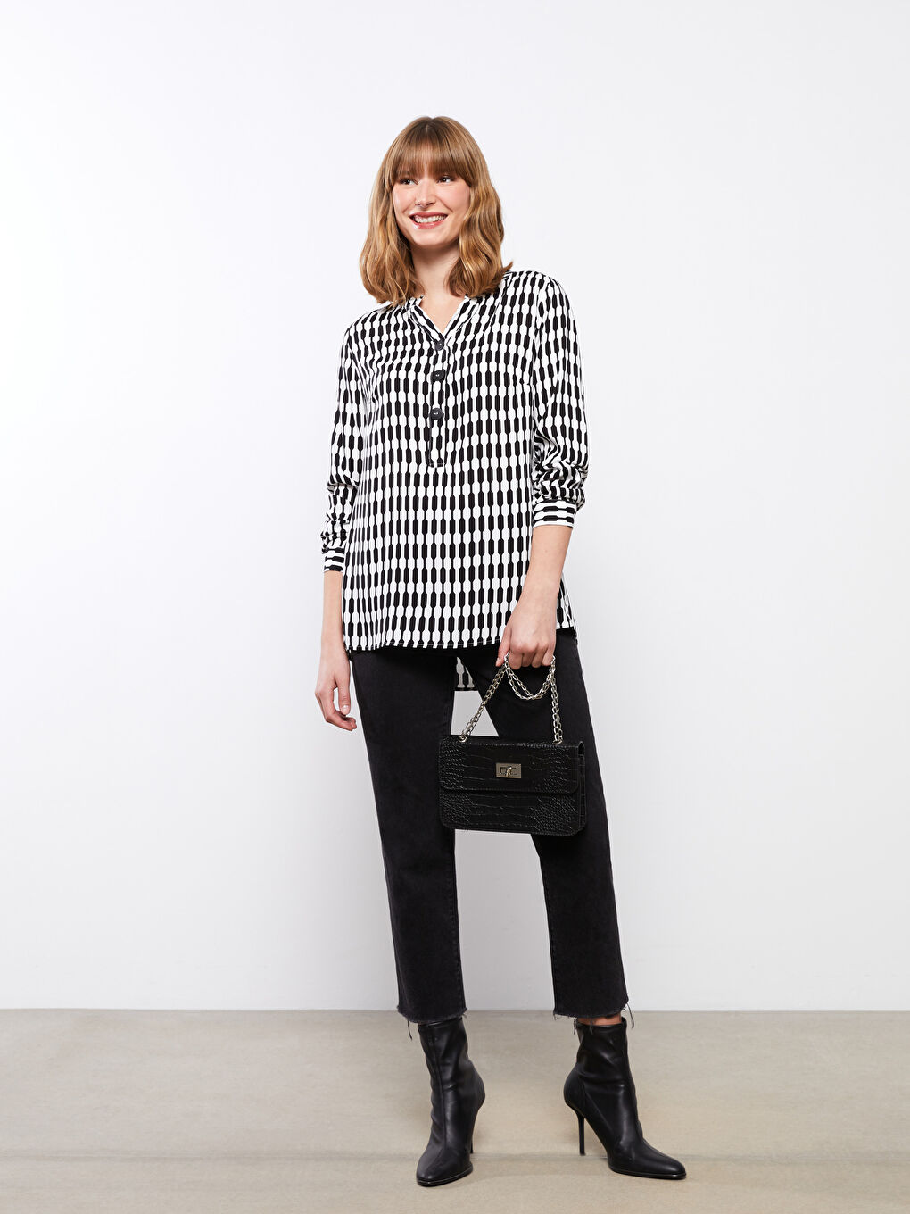 Bej Kaçık Yaka Desenli Uzun Kollu Kadın Bluz-2