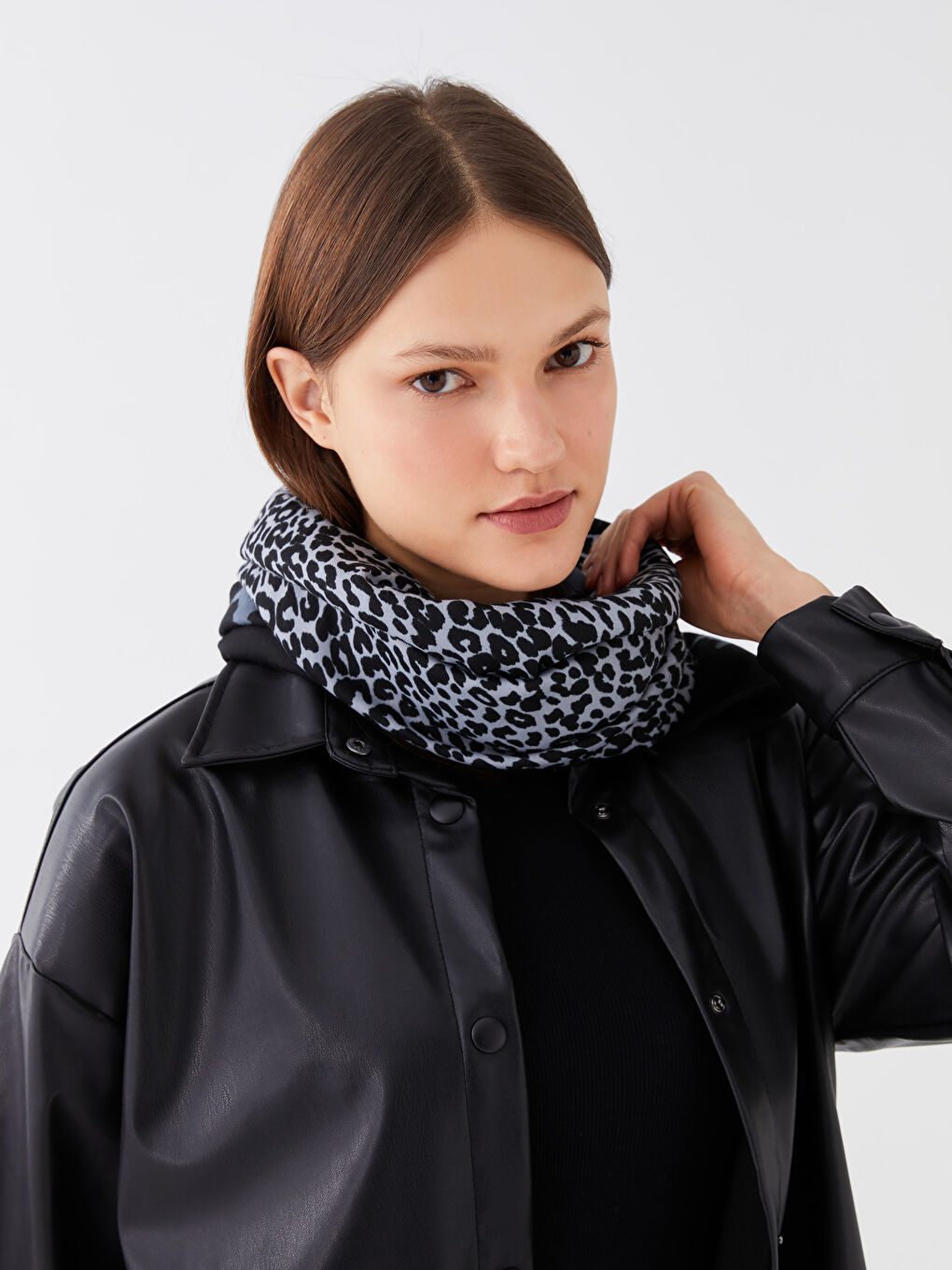 Siyah Leopar Desenli Kadın Şal