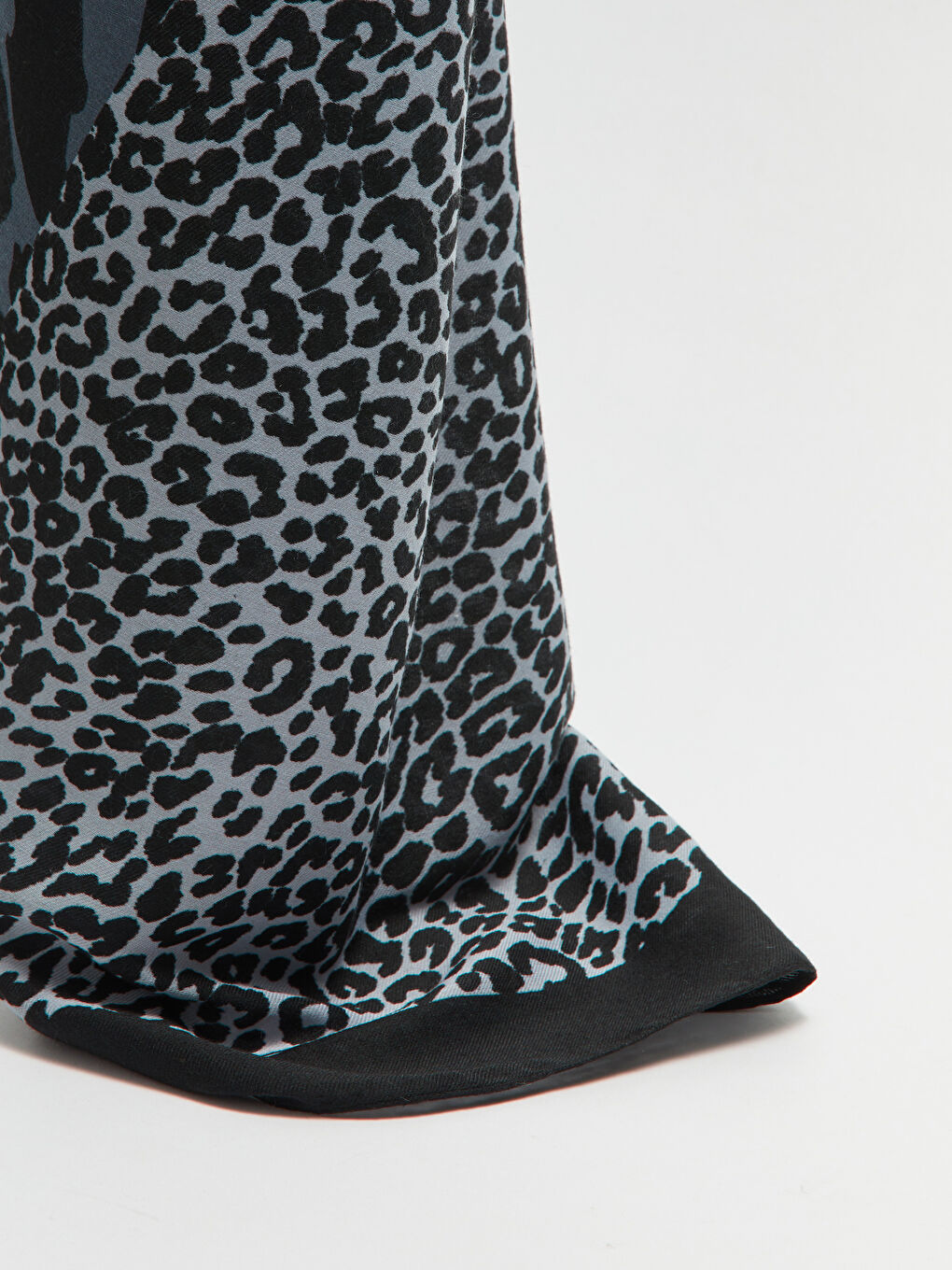 Siyah Leopar Desenli Kadın Şal-3