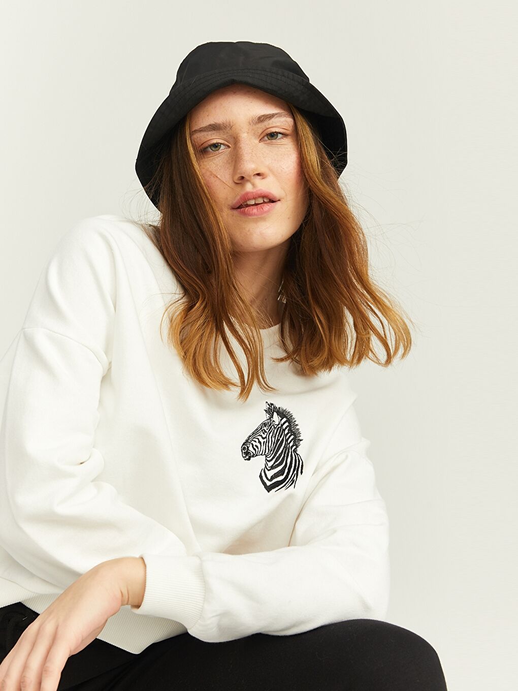 Ekru Bisiklet Yaka Baskılı Uzun Kollu Oversize Pamuklu Kadın Sweatshirt Tunik