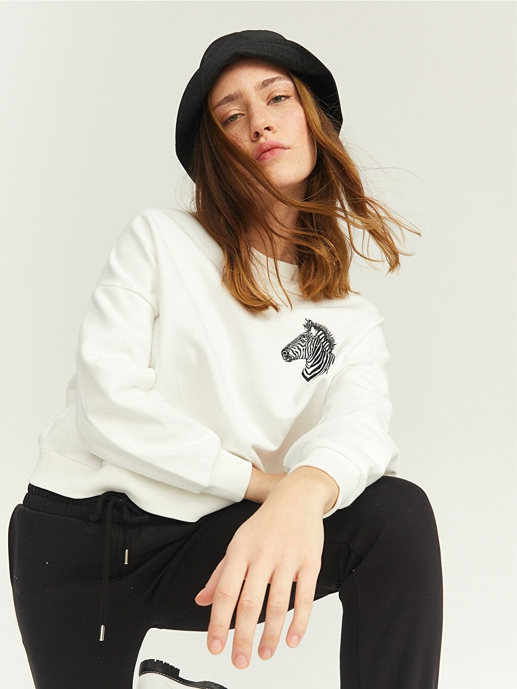 Ekru Bisiklet Yaka Baskılı Uzun Kollu Oversize Pamuklu Kadın Sweatshirt Tunik-4