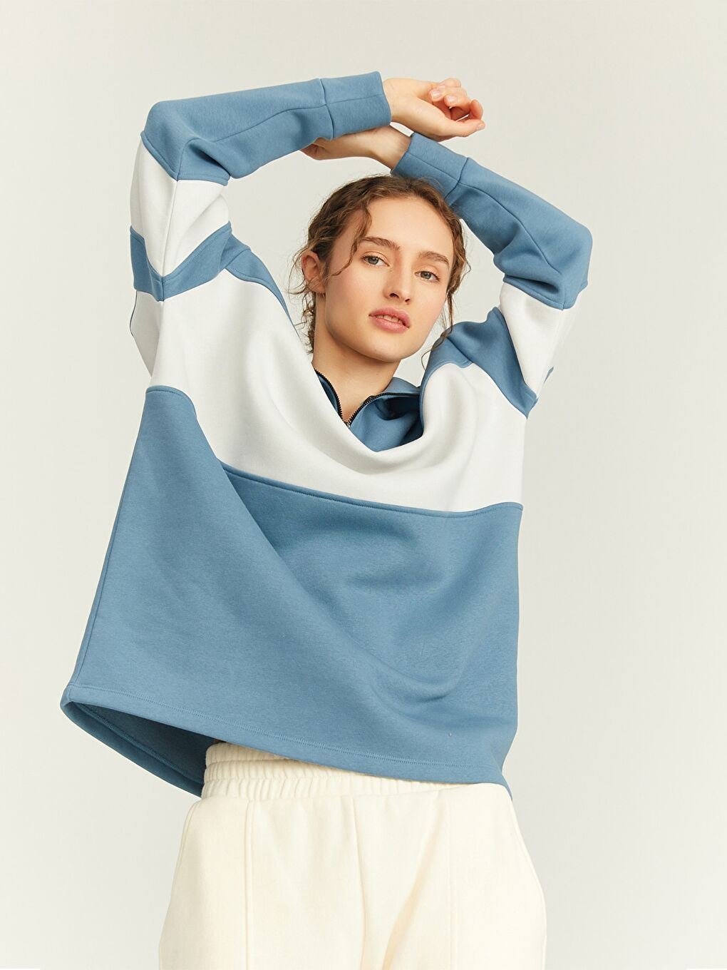 Mavi Dik Yaka Renk Bloklu Uzun Kollu Oversize Kadın Sweatshirt-1