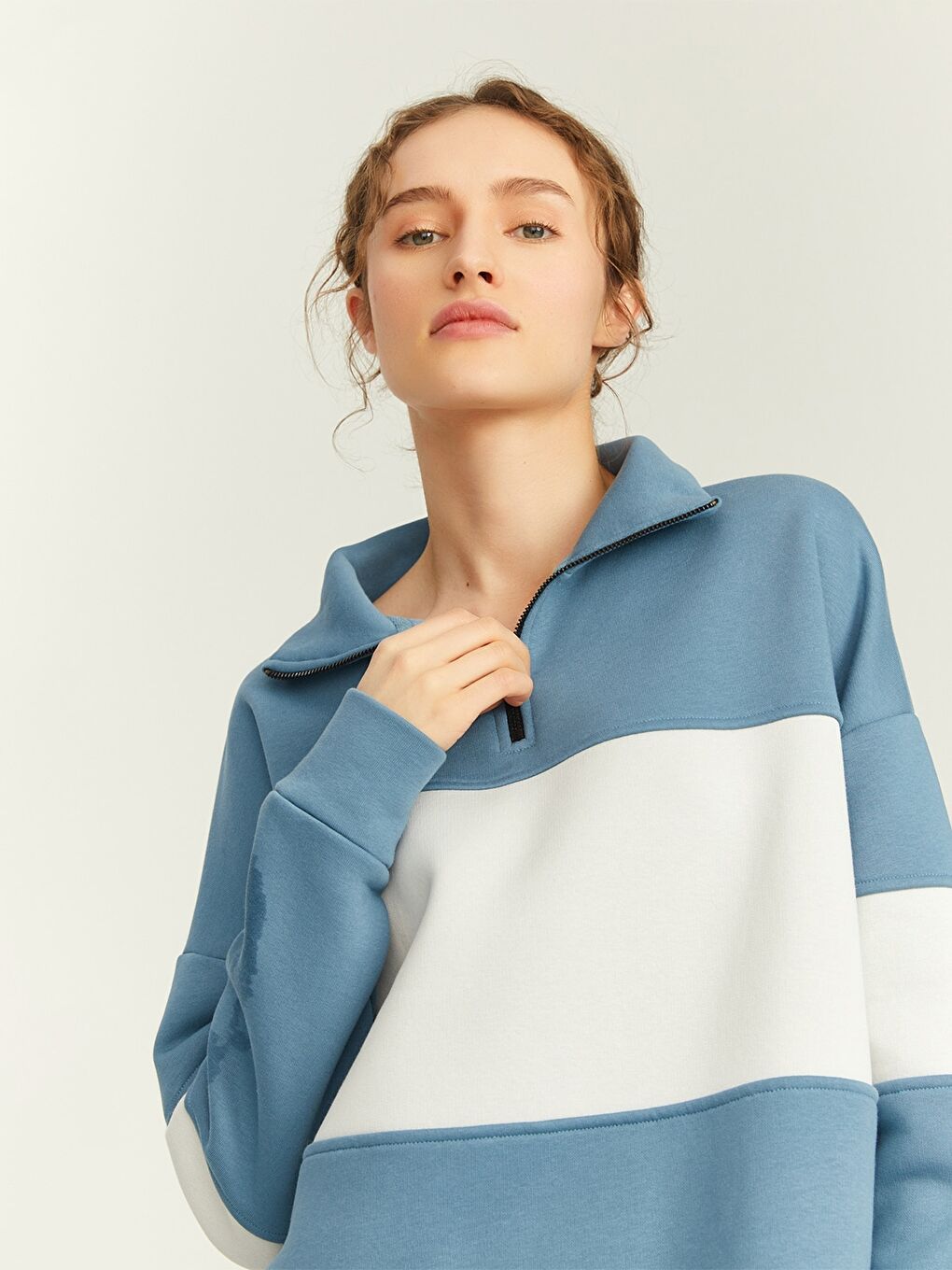 Mavi Dik Yaka Renk Bloklu Uzun Kollu Oversize Kadın Sweatshirt-2