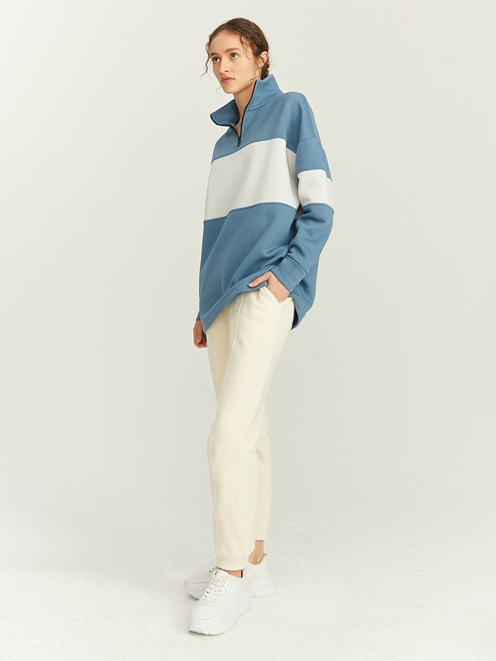 Mavi Dik Yaka Renk Bloklu Uzun Kollu Oversize Kadın Sweatshirt-3