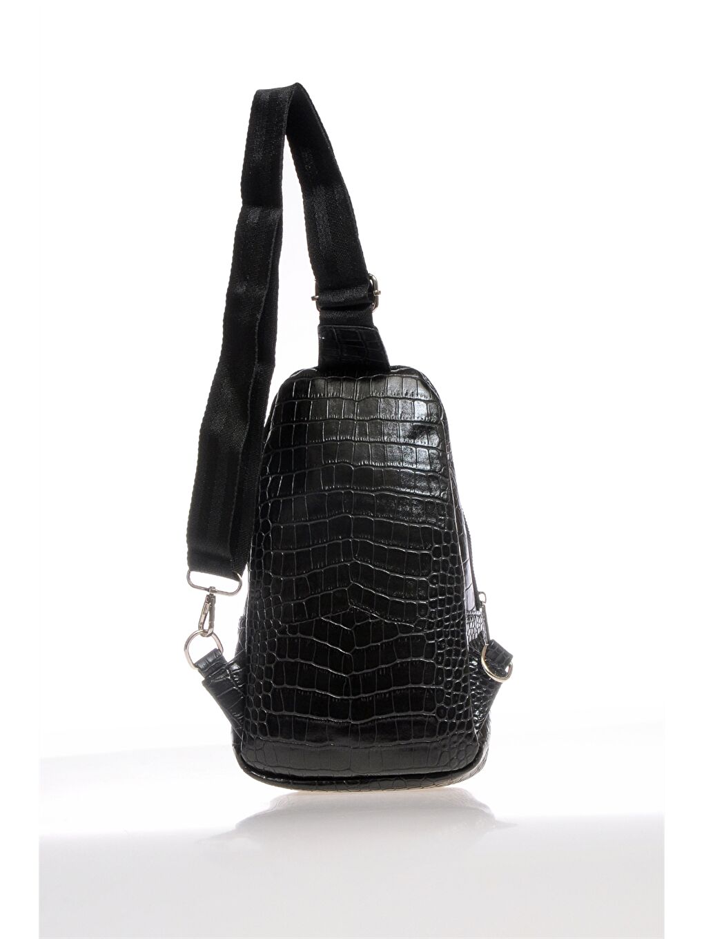 Siyah Deri Görünümlü Kadın Göğüs Çantası-2