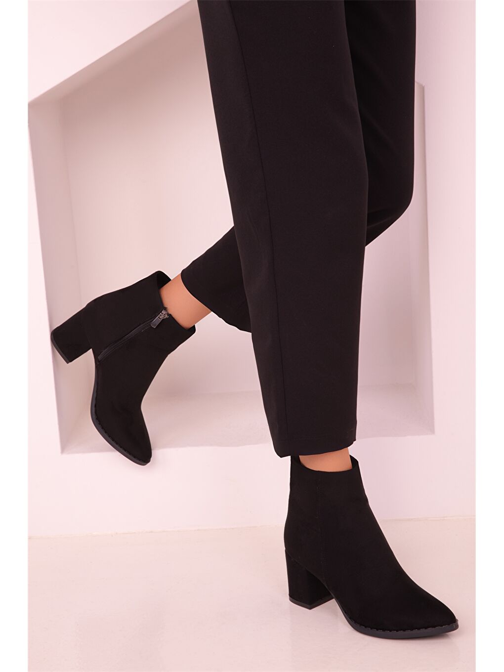 Siyah Deri Görünümlü Topuklu Kadın Bot-1
